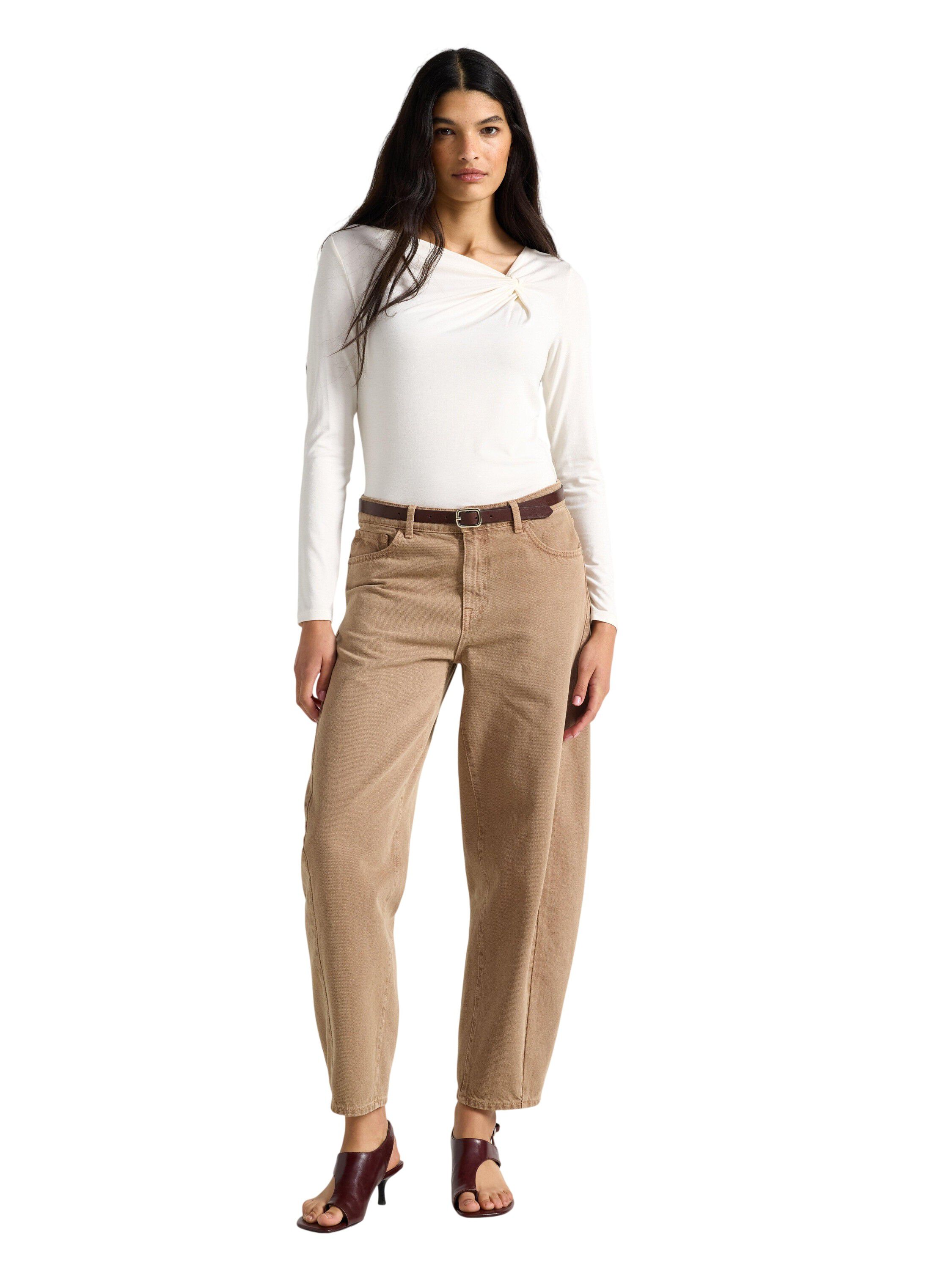 Soft, long-sleeved top with a knot