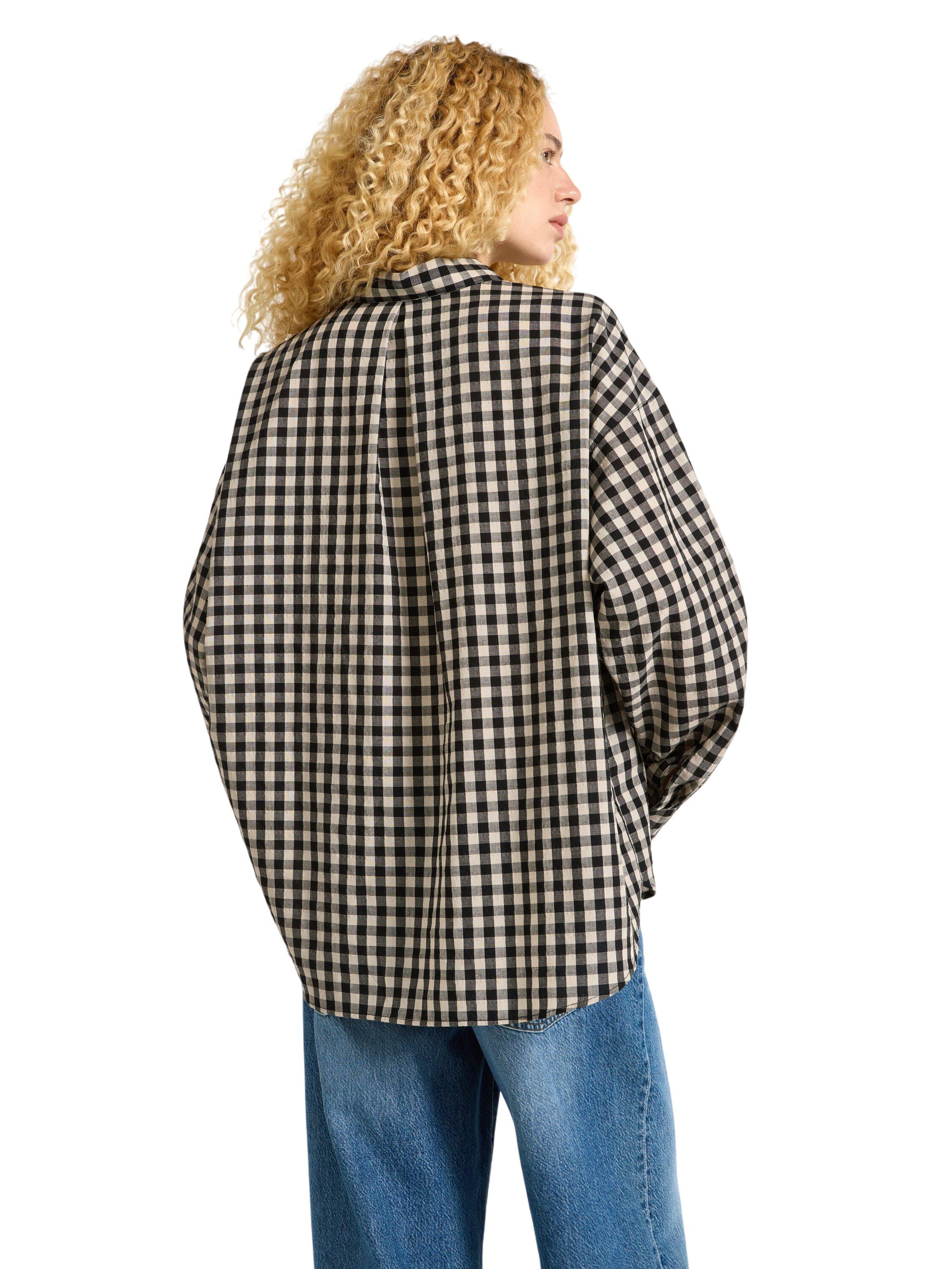 V&aelig;vet skjorte med en afslappet pas