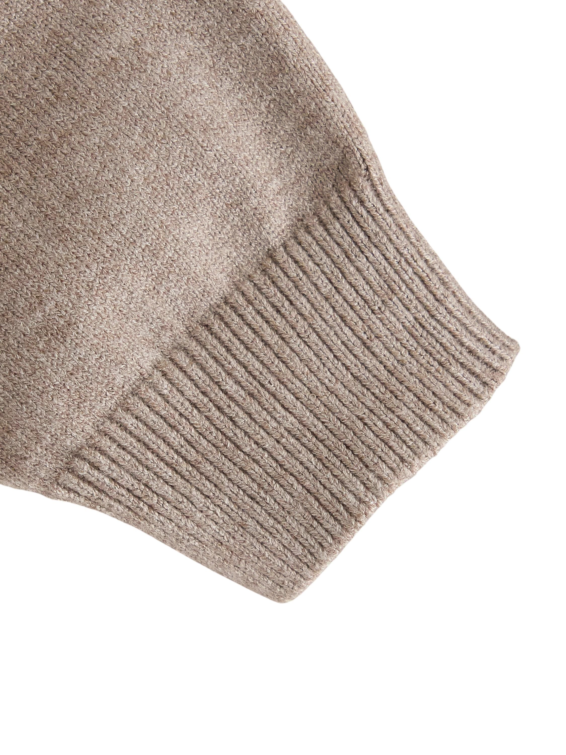 Fine-knitted jumper with a relaxed