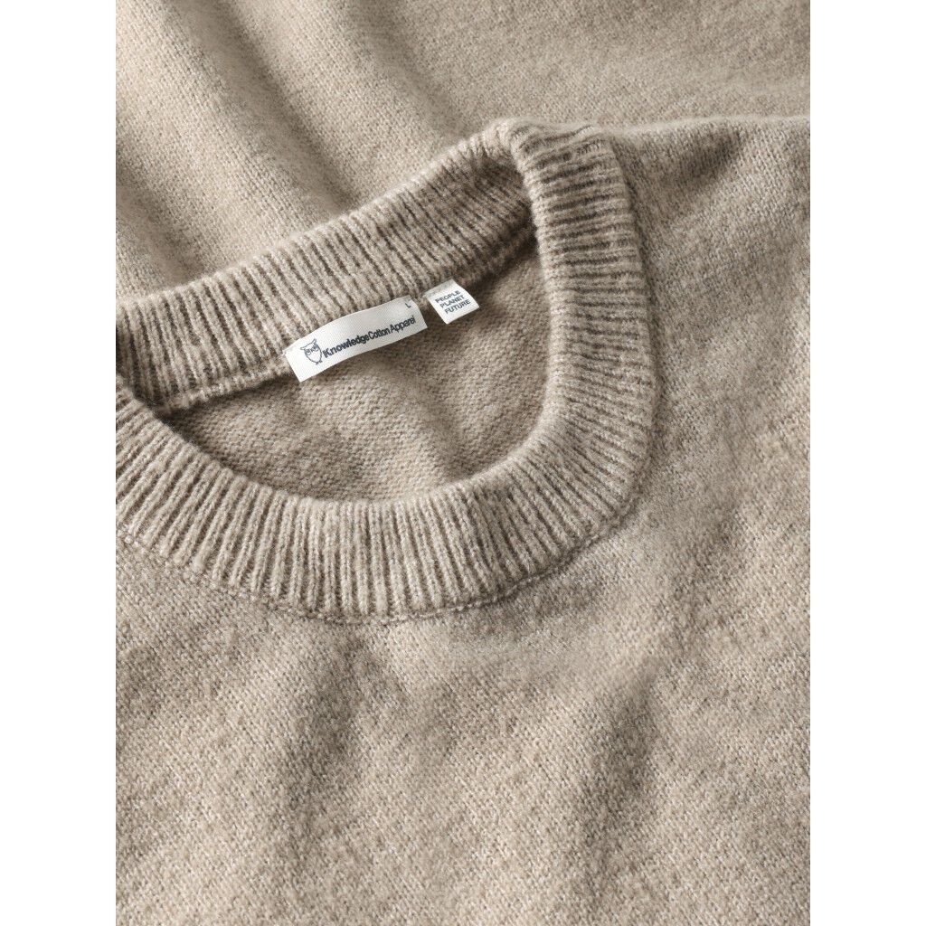 Souffl&eacute; yarn sweater
