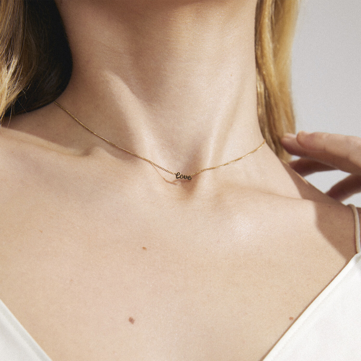 Halsk&aelig;de : Love tag : Guldbelagt