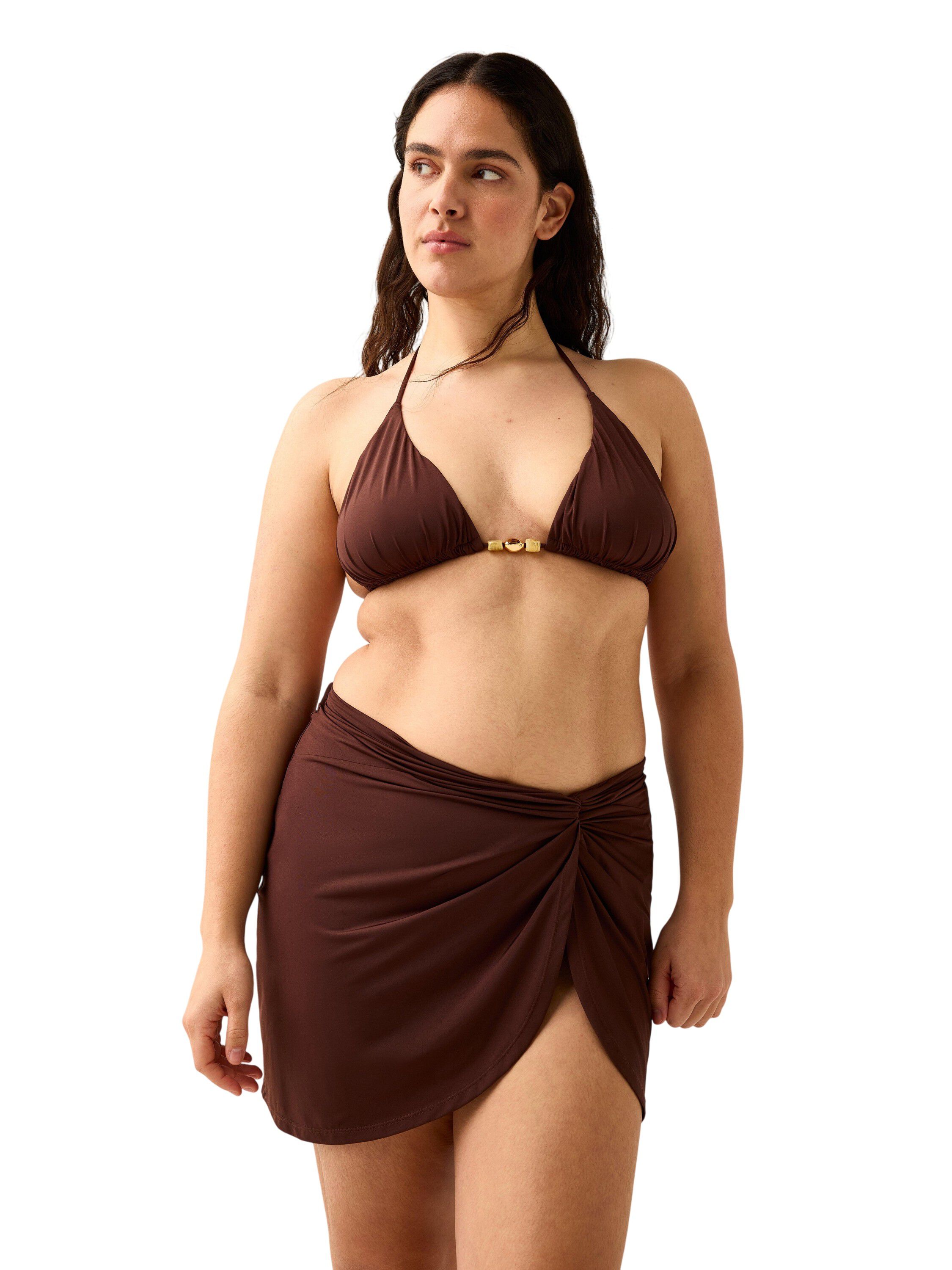 Badeskj&oslash;rt med vridet detalj foran.