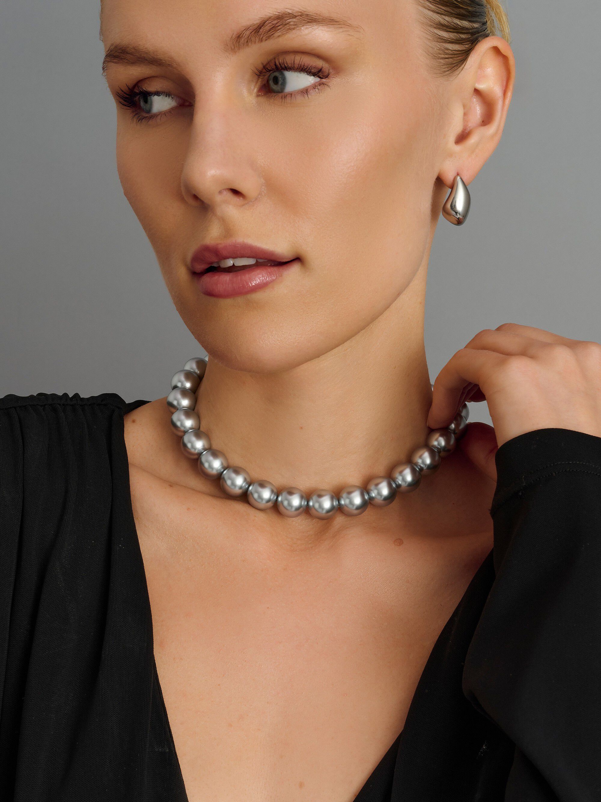 Women's Chunky Pearl Choker with Silver Finish