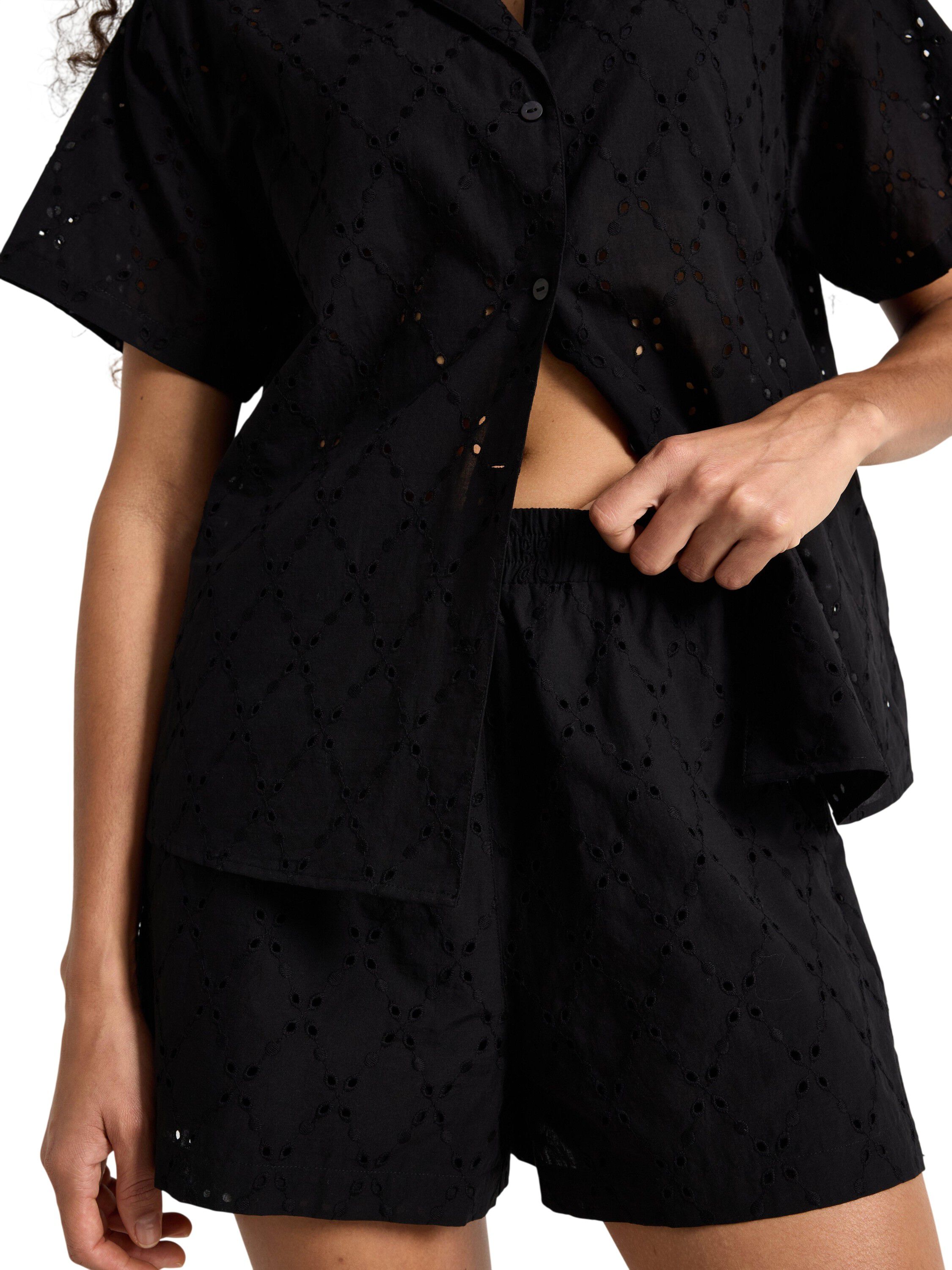 Shorts with embroidery and side poc
