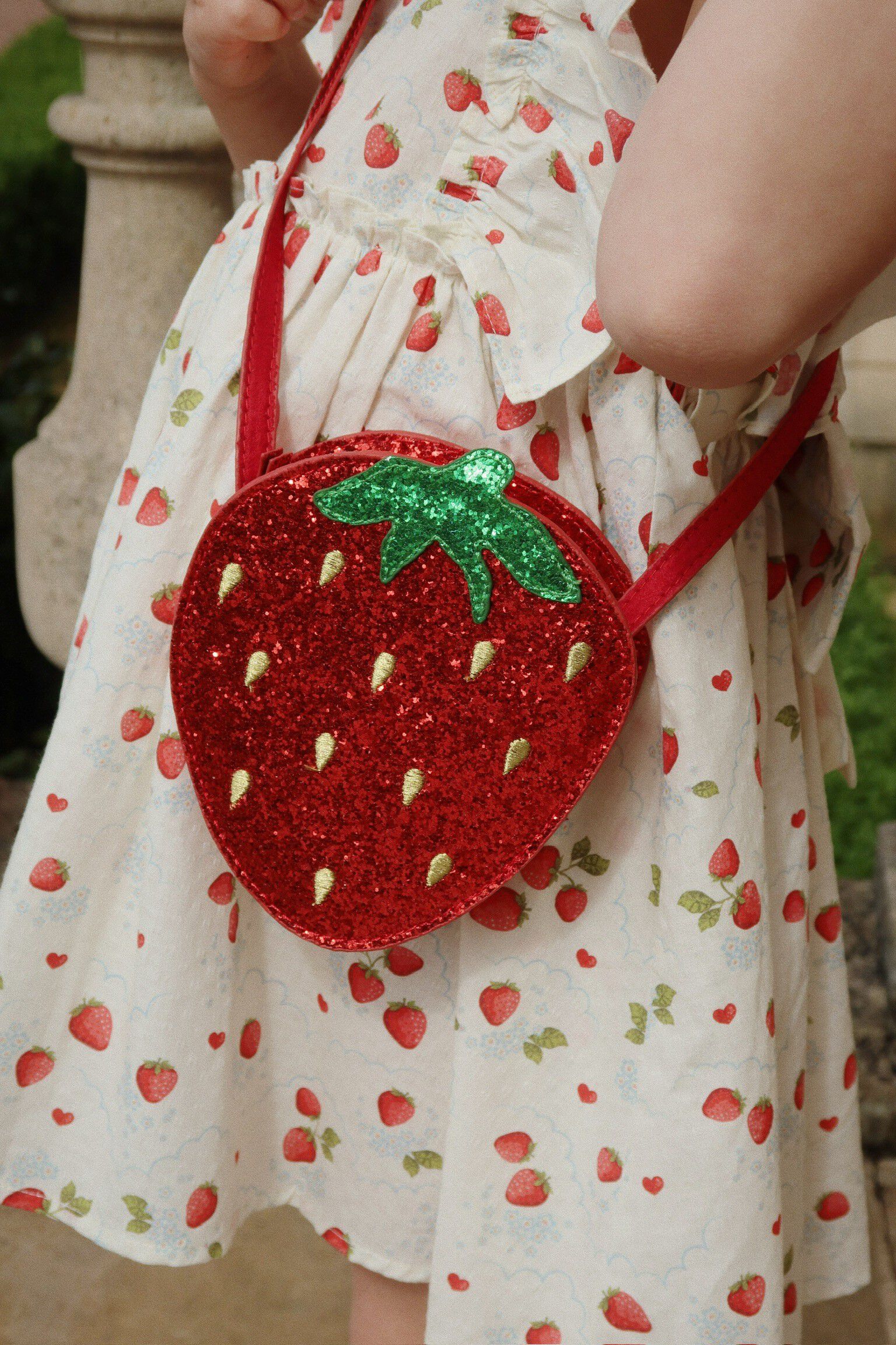 TUT STRAWBERRY SHOULDER BAG