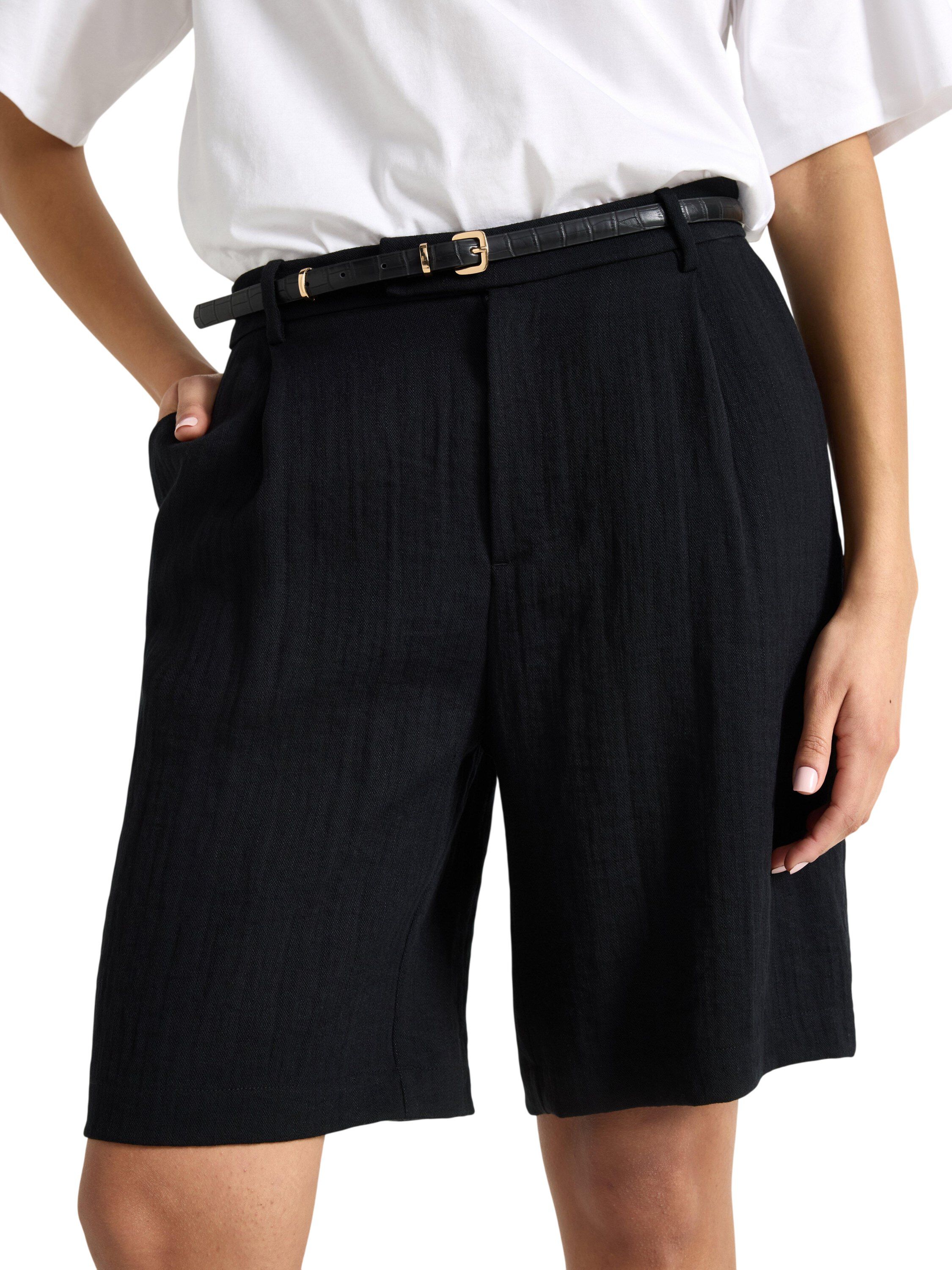 Shorts med h&oslash;y midje og plisseringe