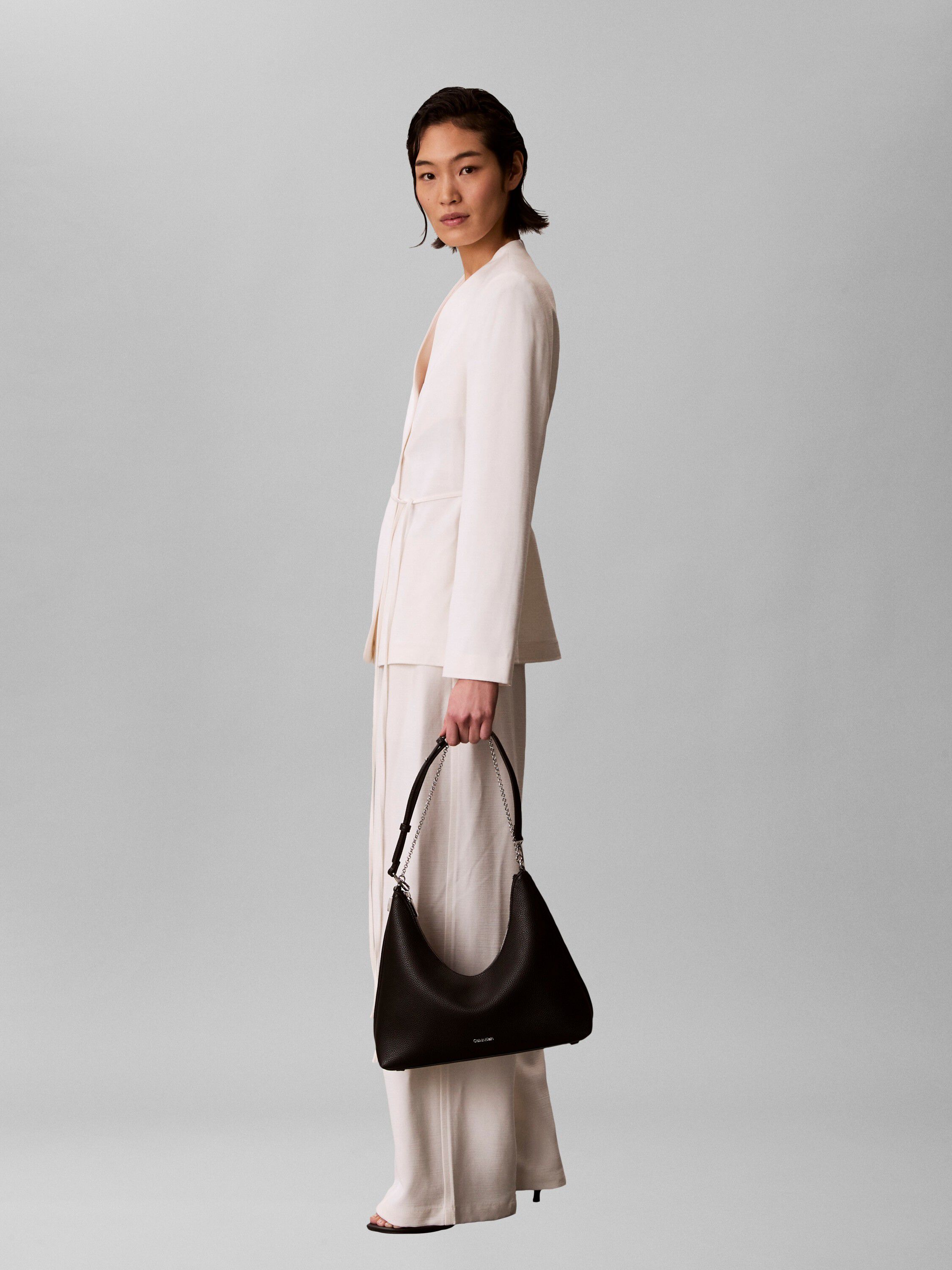 EMBLEM HW PEBBLE SHOULDER BAG