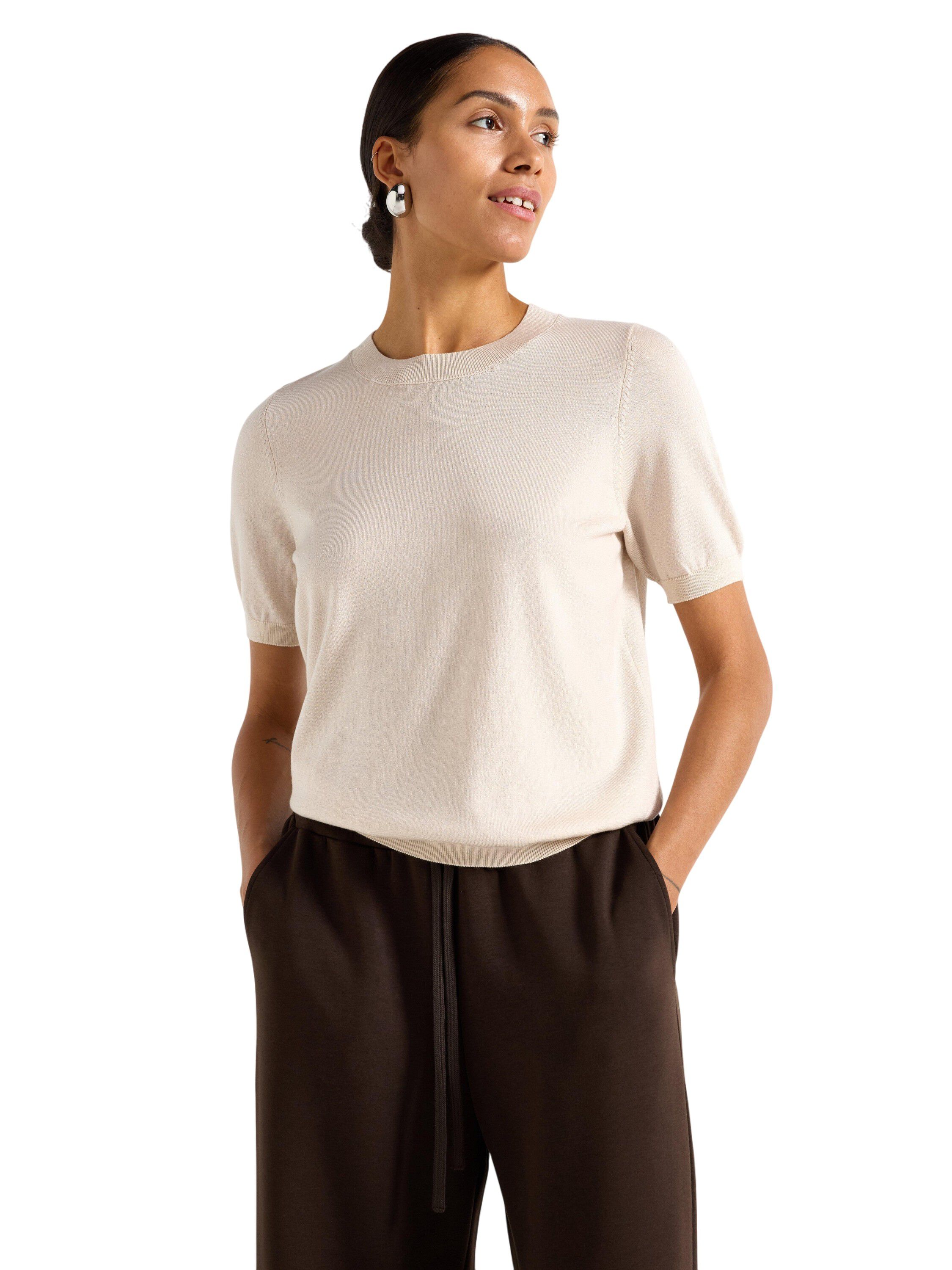 Fine-knitted top with round necklin