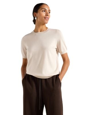 Fine-knitted top with round necklin