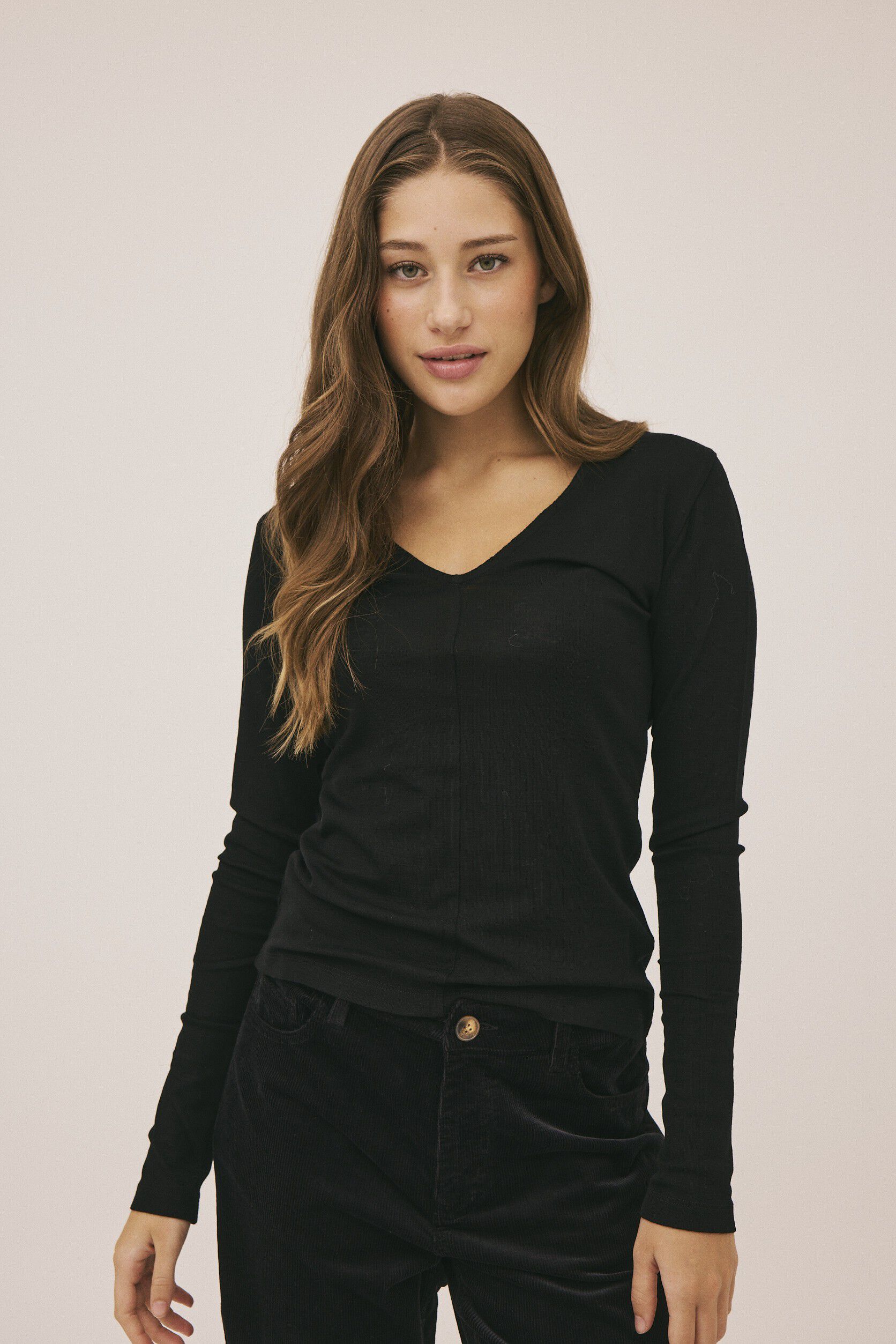 Cilla 16 V-halset bluse - 100% merino wool RWS