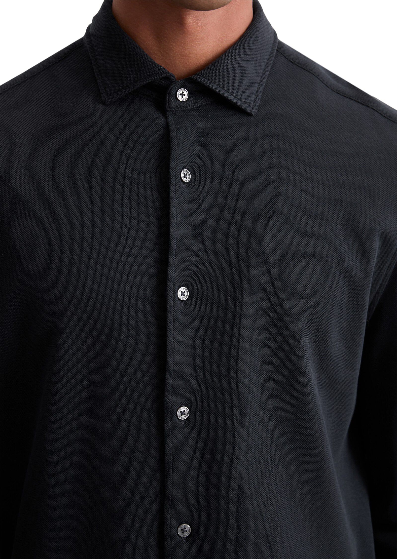 Spread collar, long sleeve, round h