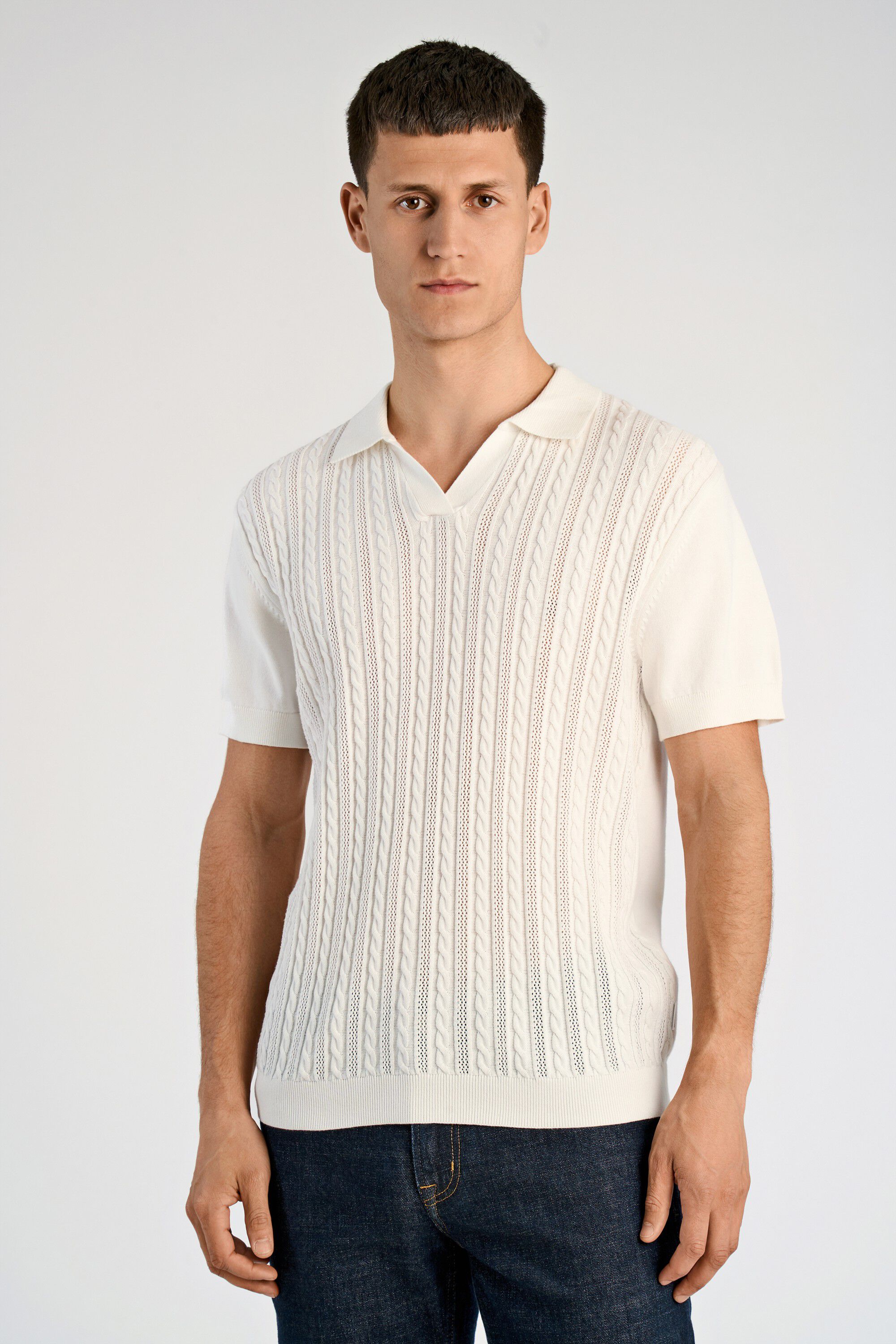 Knitted S/S cable v-neck polo