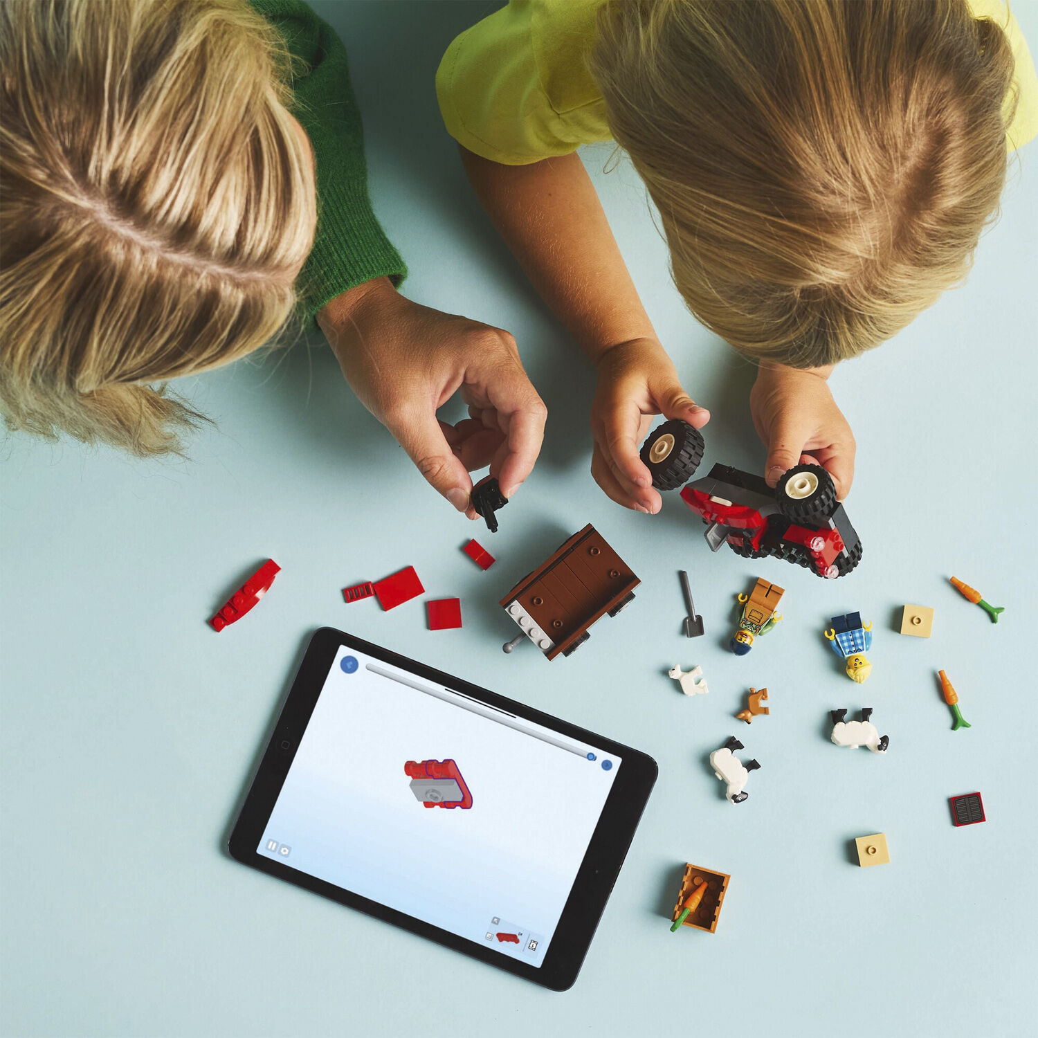 R&oslash;d traktor med anh&aelig;nger og f&aring;r 60461