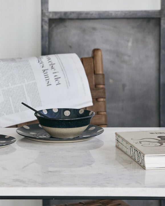 GRAINY dot plate, S, dark blue/sand