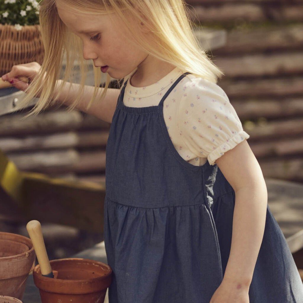 Spring sleeveless dress