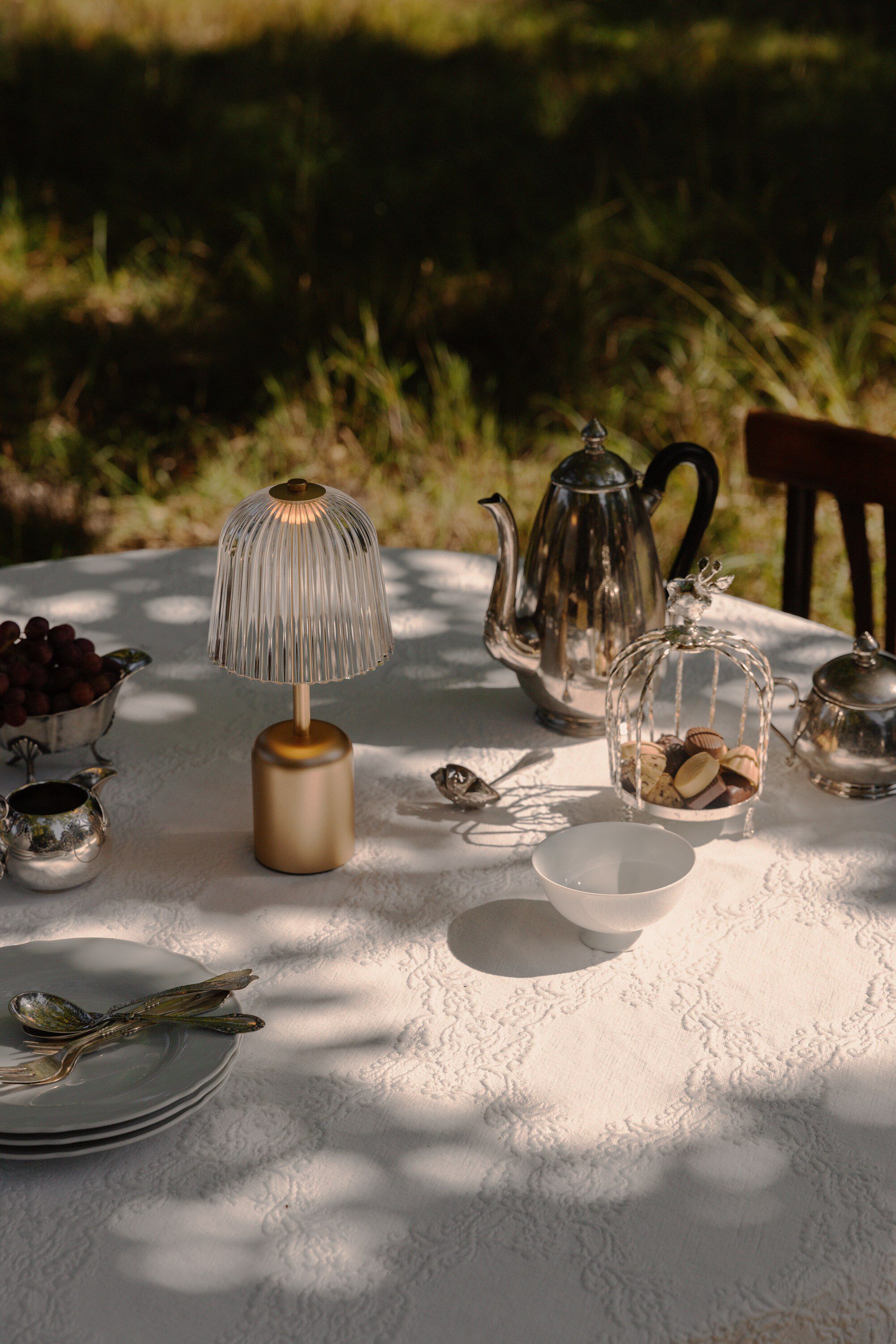 Asteea Table, portable, satin brass / ripple clear