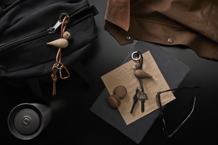 Fugl sølv nøglering med sort læder røget eg