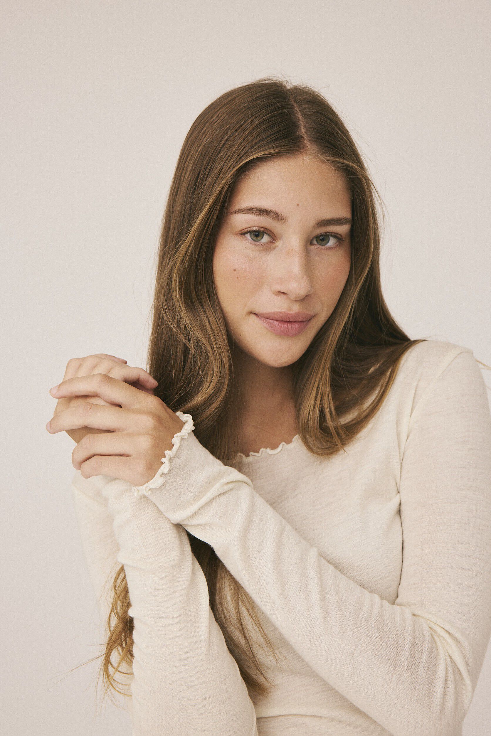 Cilla 14 Lang&aelig;rmede striktr&oslash;je med b&oslash;lgende kant - 100% Merino uld