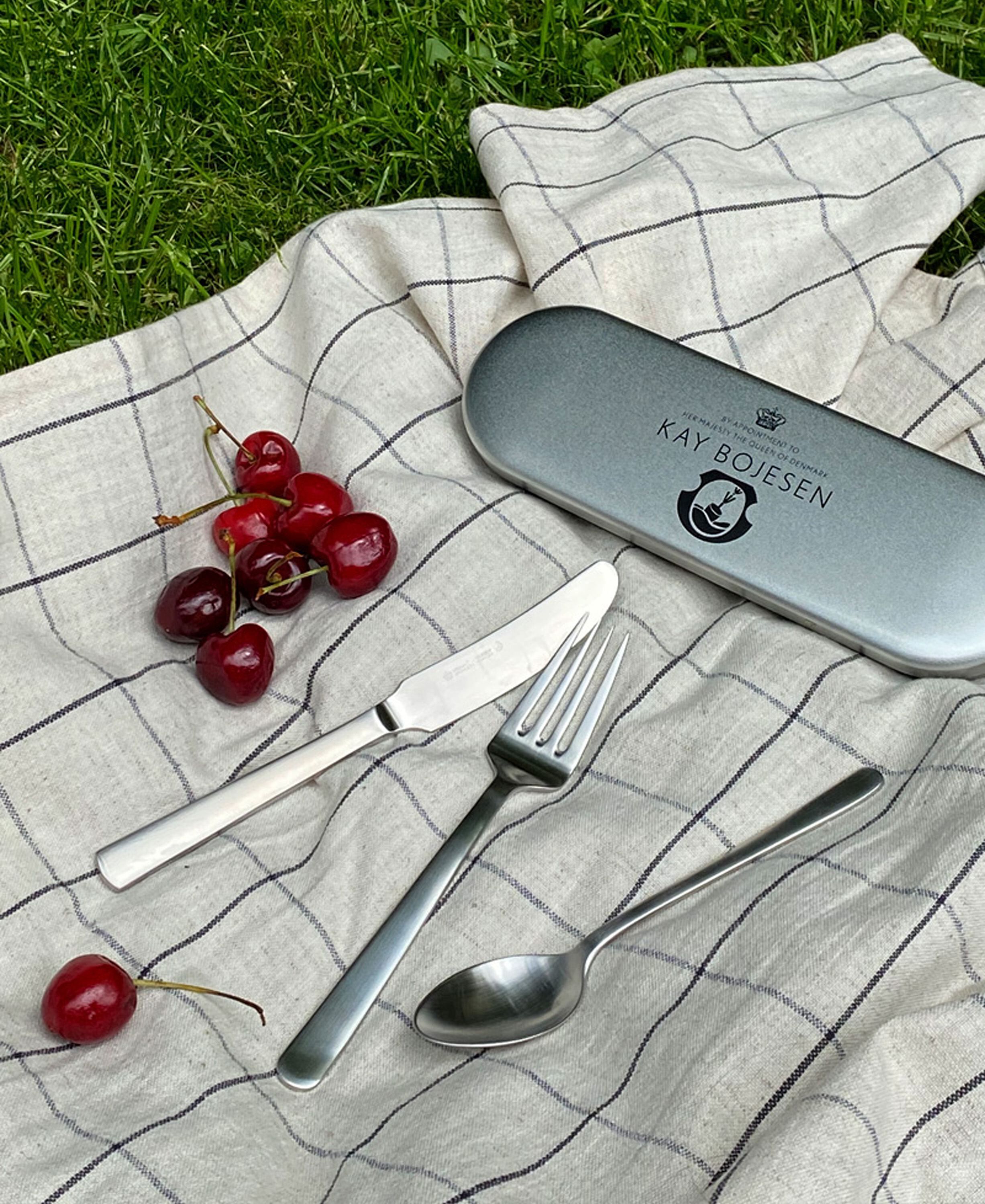 Rejses&aelig;t, 3 dele