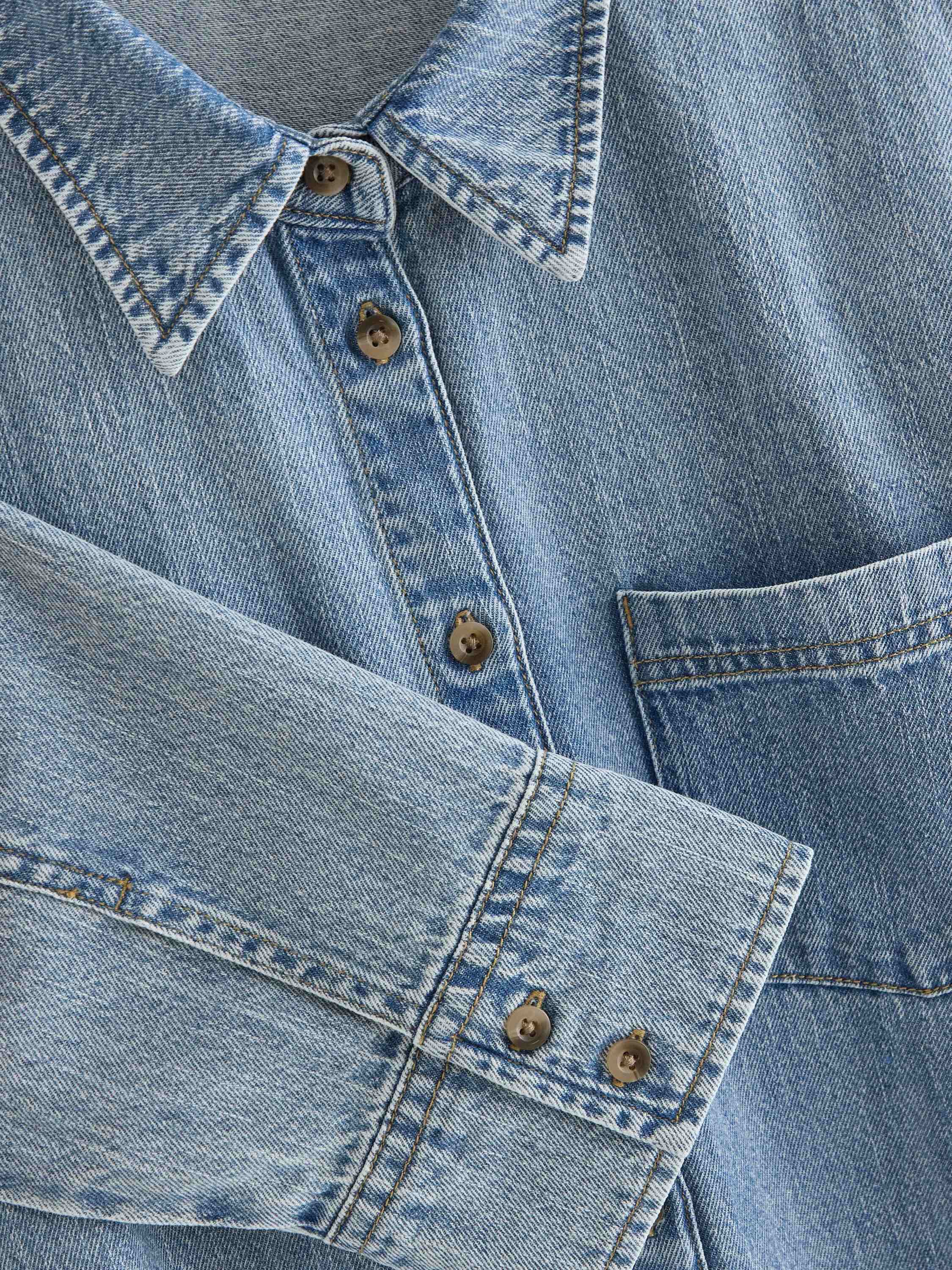 Shirt dress in denim with a relaxed