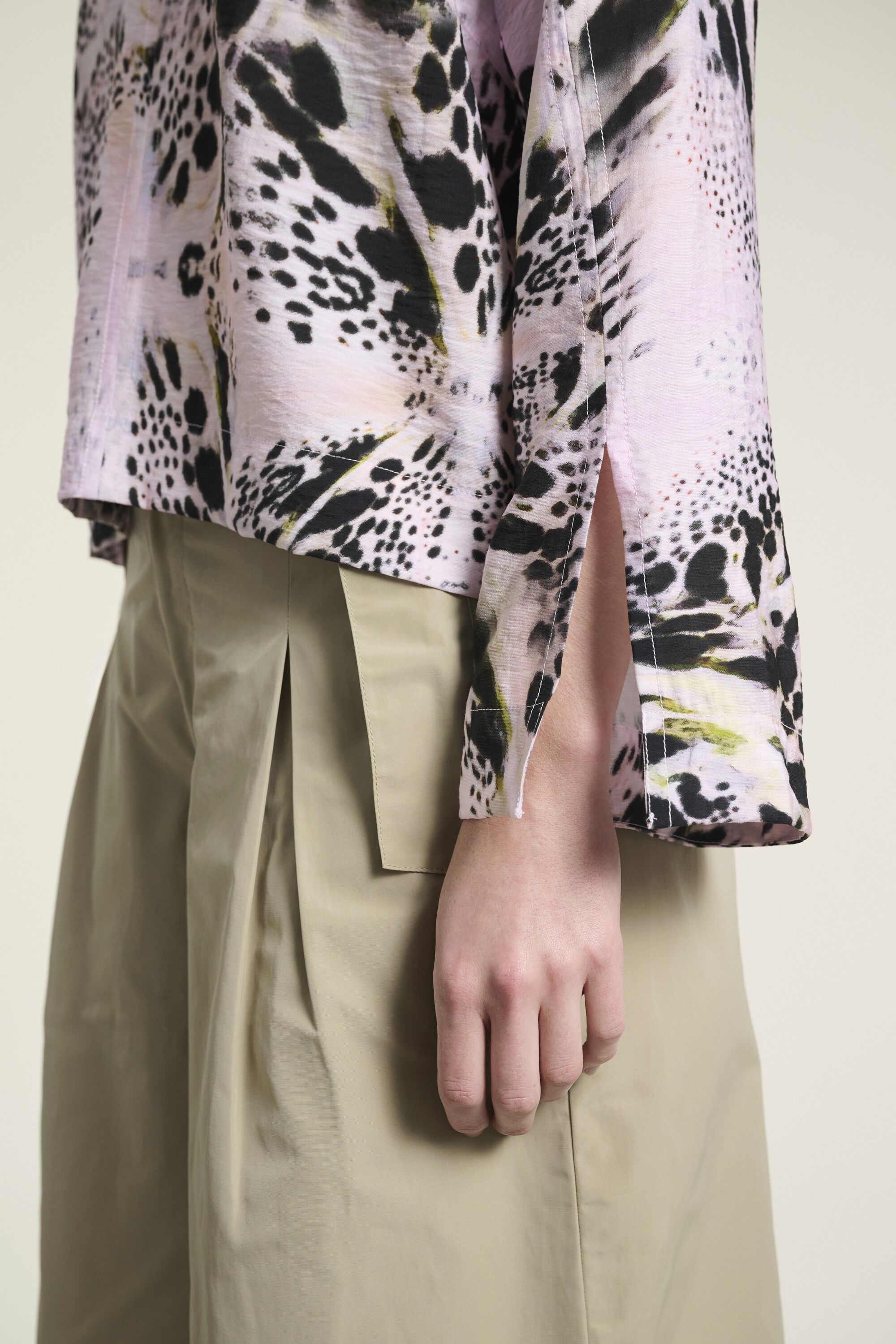 Tsuki bluse med v-hals