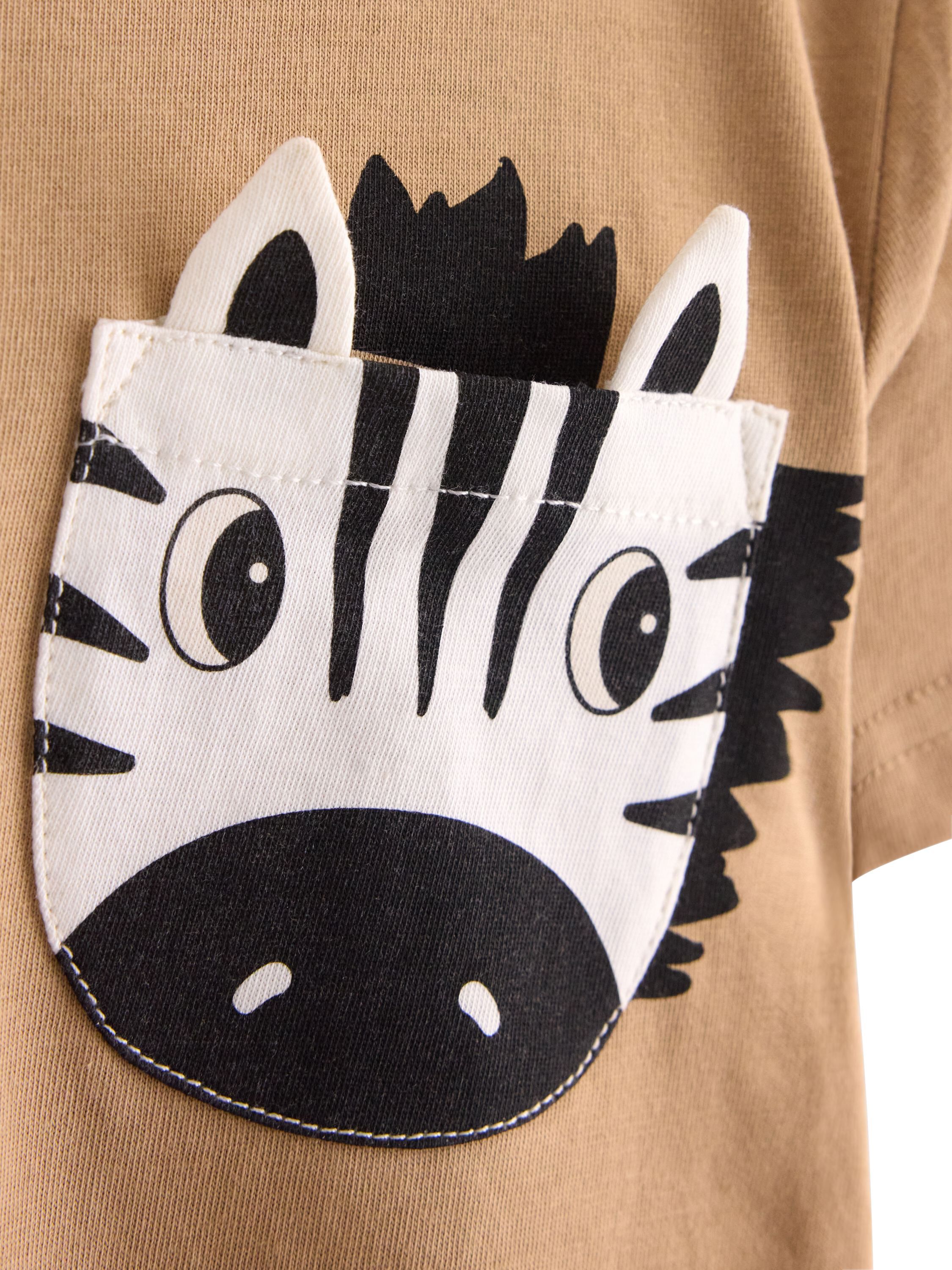 T-shirt with an animal pocket at th