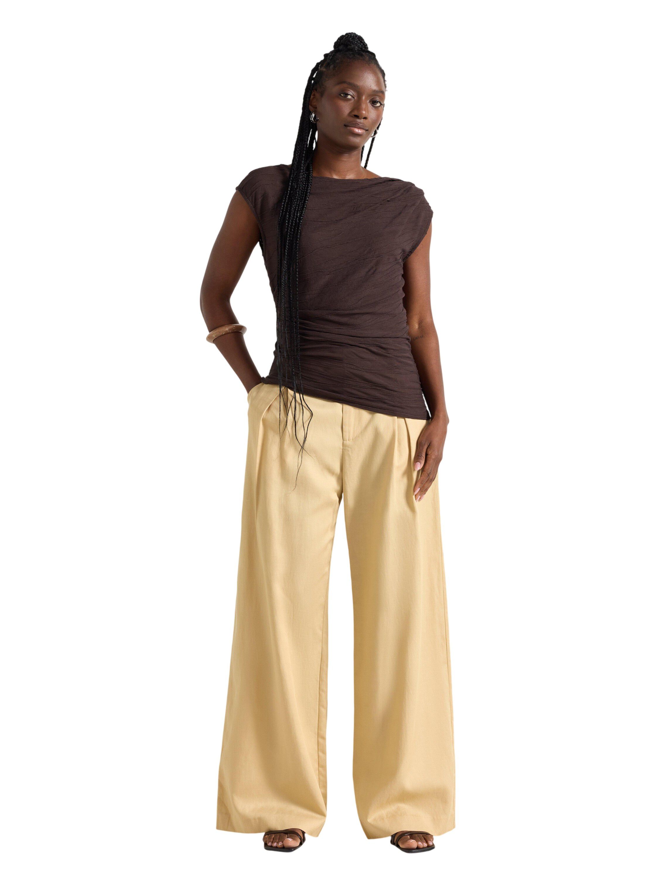 Ermel&oslash;s topp med rynker langs siden