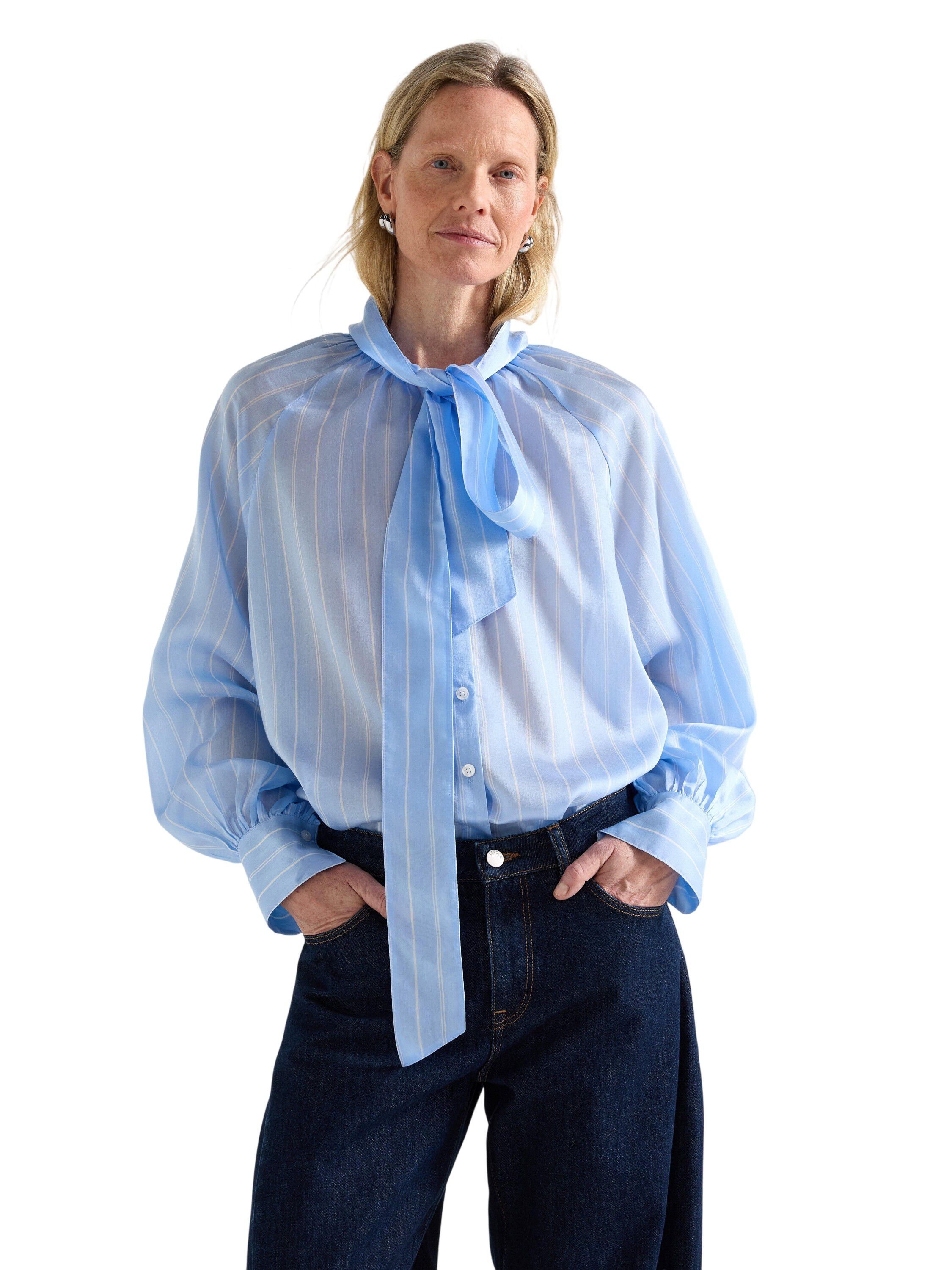 Lightweight blouse with an oversize