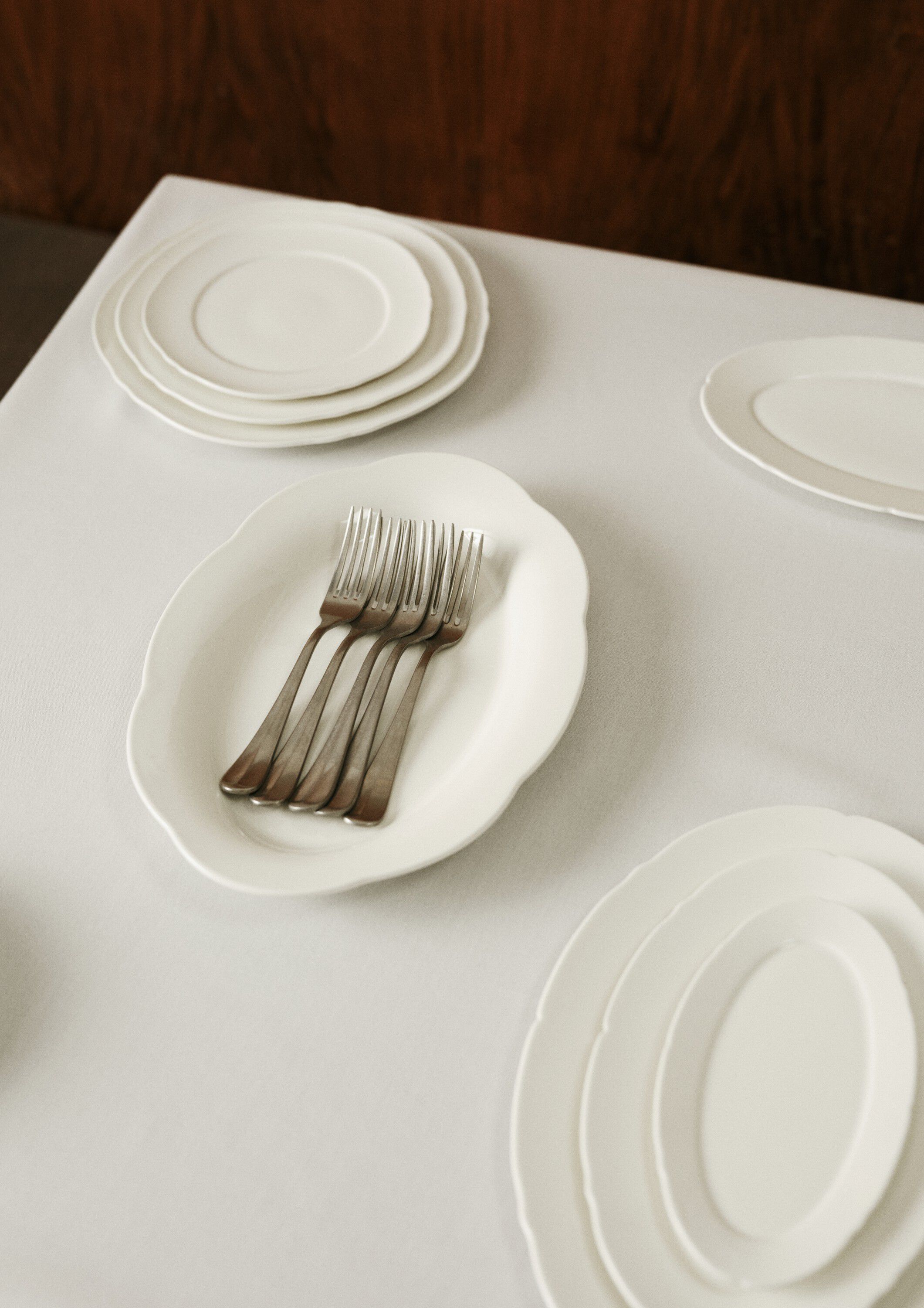 OVAL PLATE M WHITE SILHOUETTE