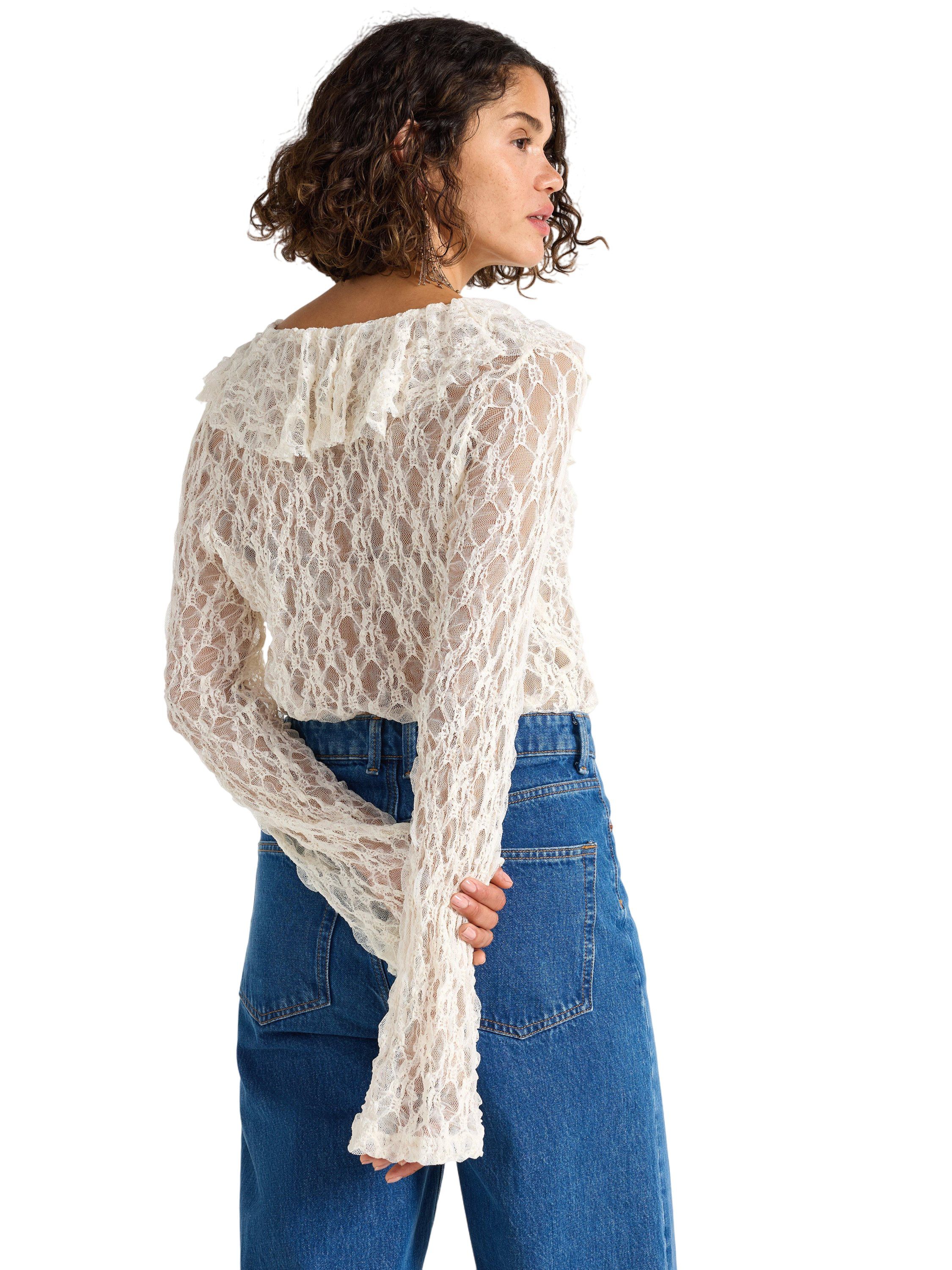 L&aring;ng&auml;rmad topp i spets med djup v