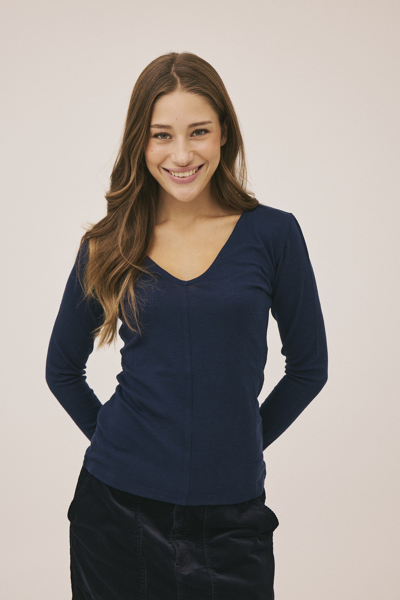 Cilla 16 V-halset bluse - 100% merino wool RWS