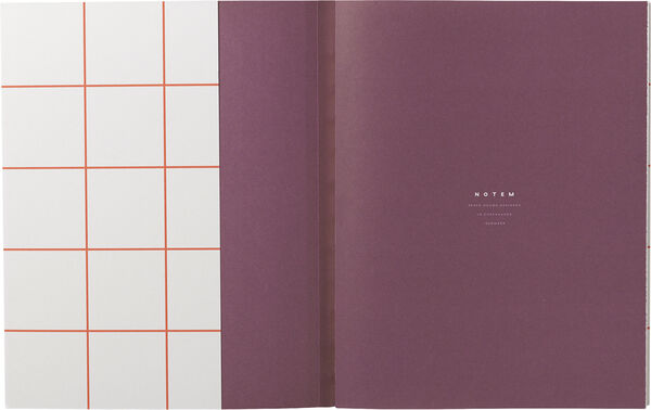 Stor notesbog med syet ryg, lys grå