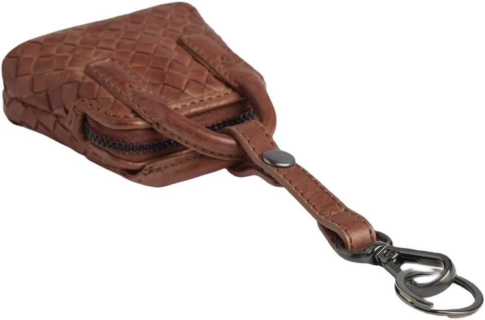 Amayambg Charm, Weave