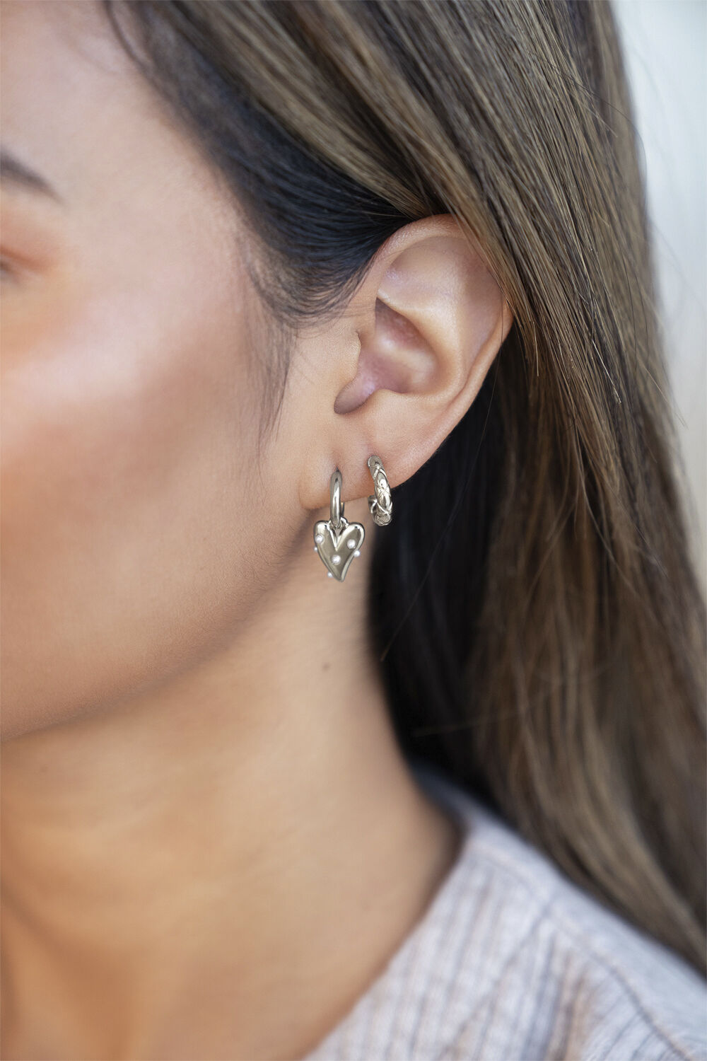 Small hoop earrings with heart & pearls