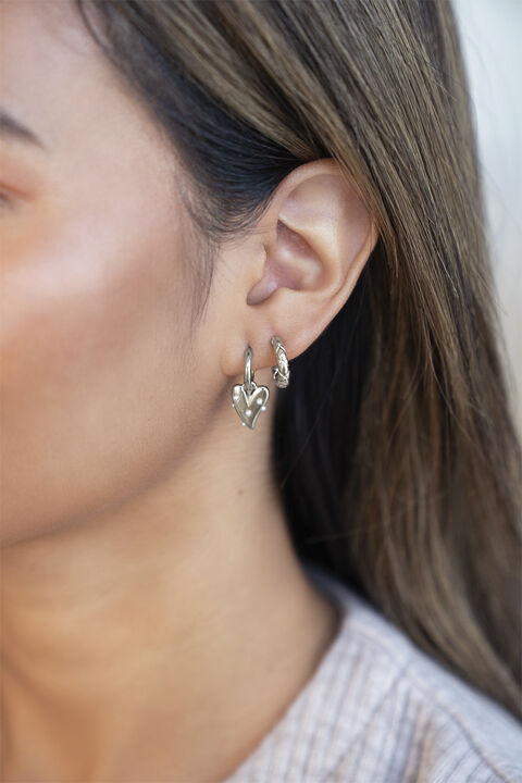 Small hoop earrings with heart & pearls