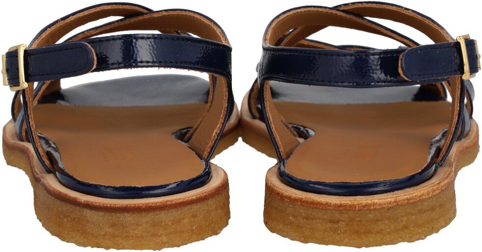 Sandal med remdetaljer