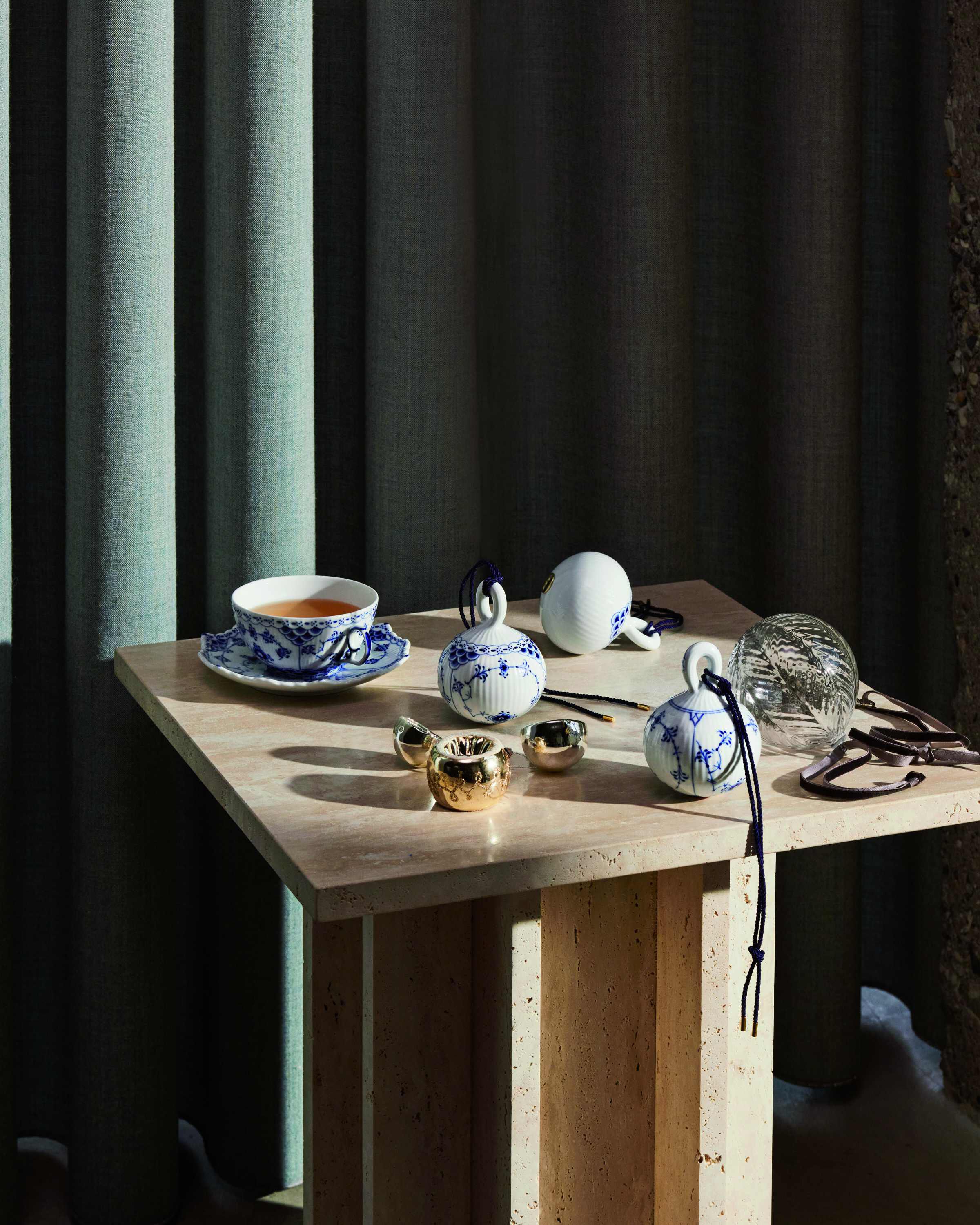 Musselmalet Halvblonde julekugle, 9,5 cm.