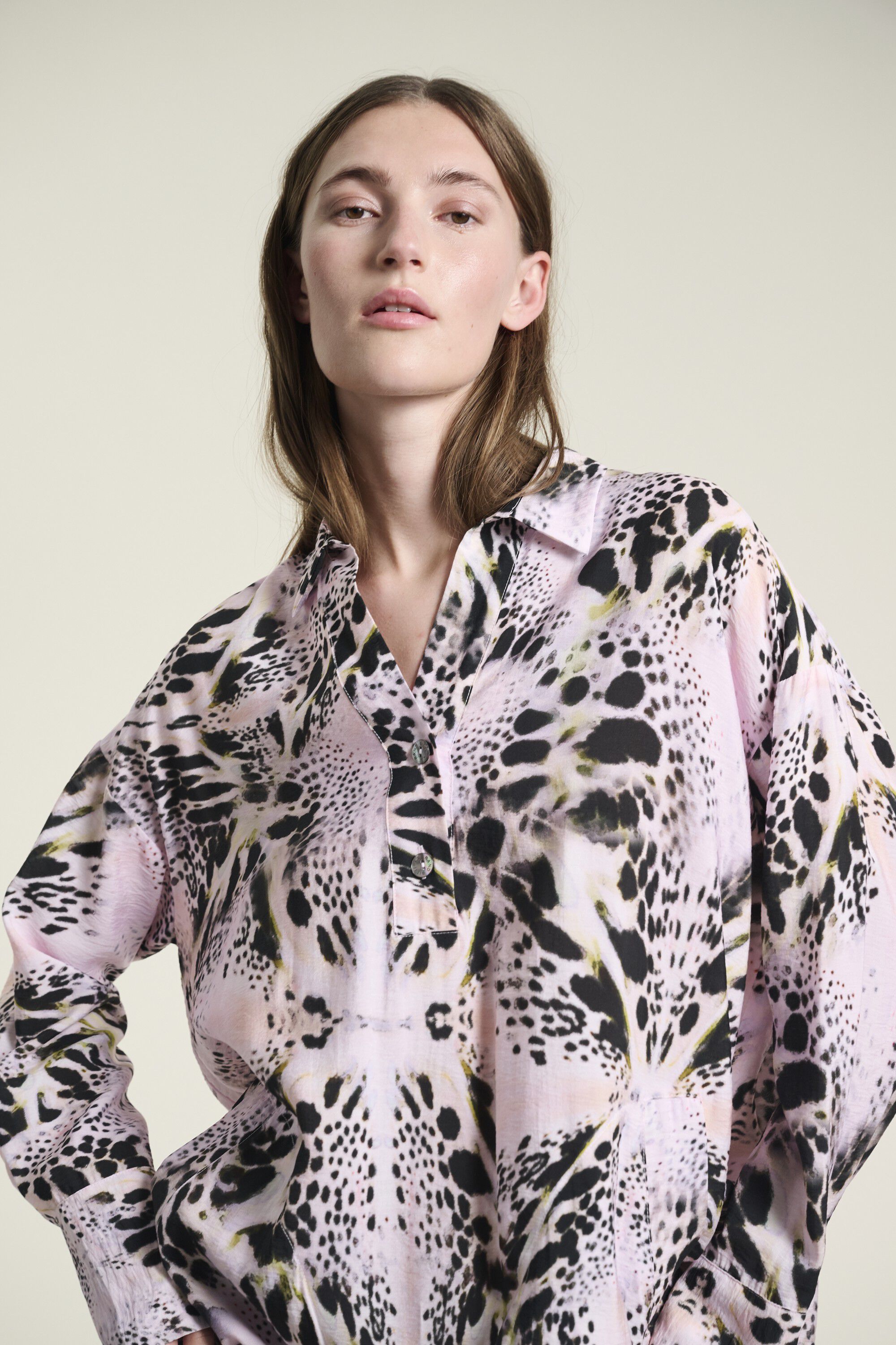 Tsuki kjole med v-hals