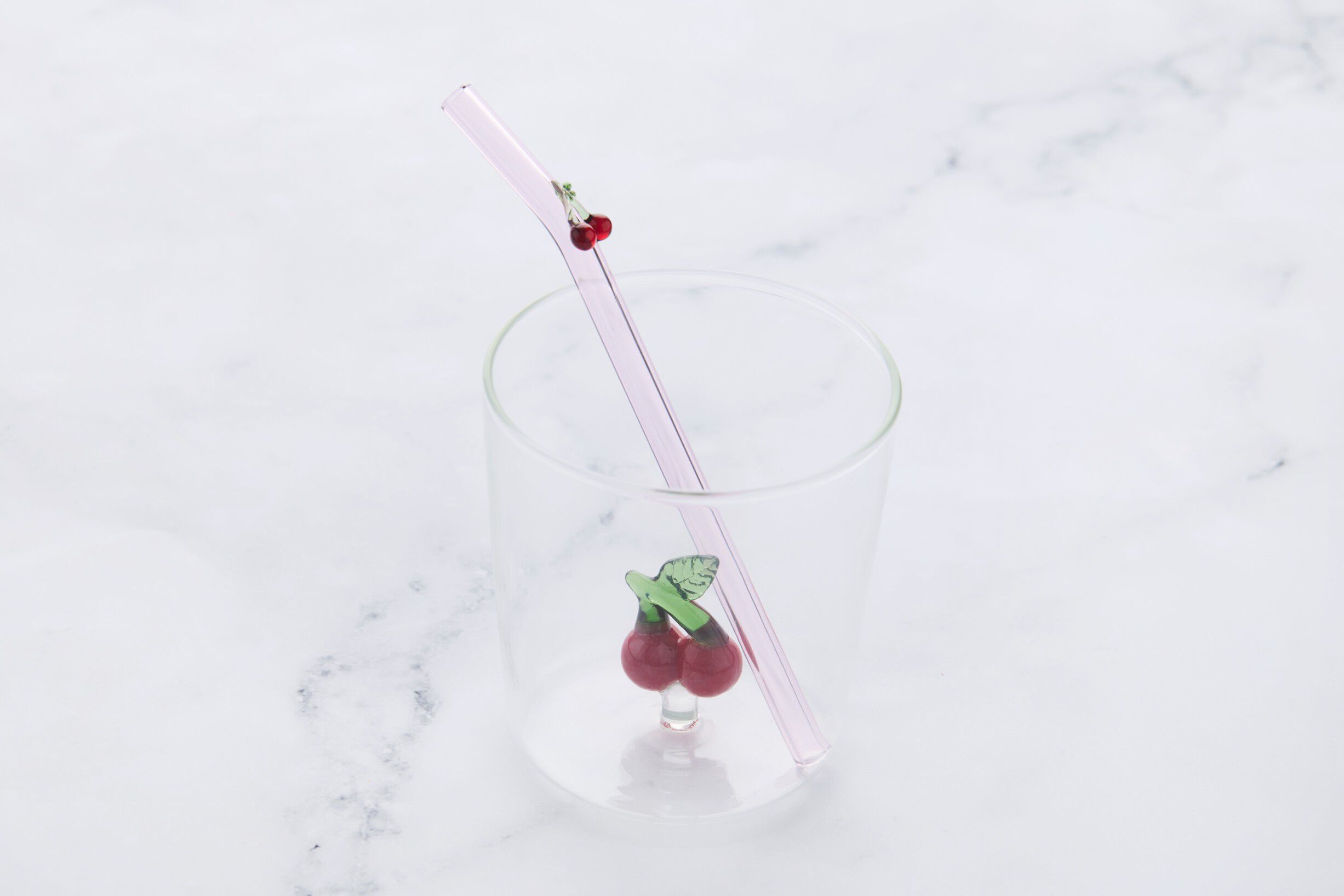 Glas m suger&oslash;r med kirseb&aelig;r