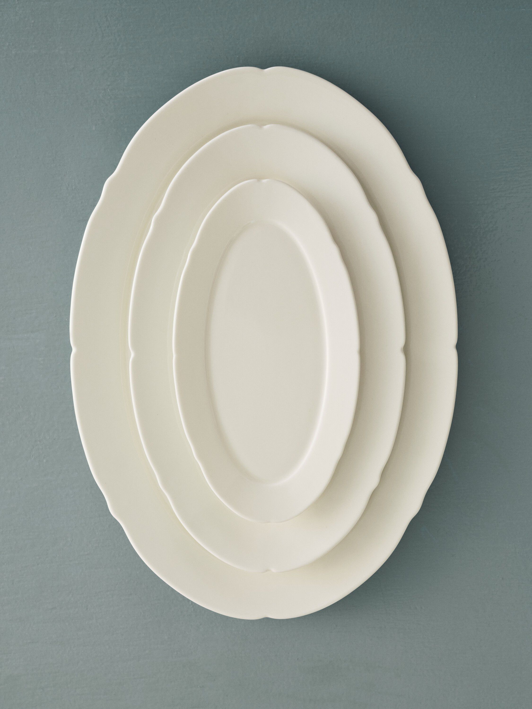 OVAL PLATE L WHITE SILHOUETTE