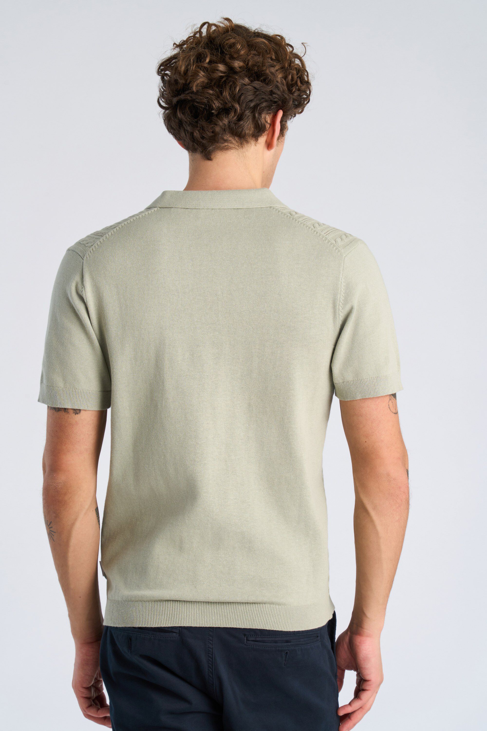 Knitted S/S cable v-neck polo