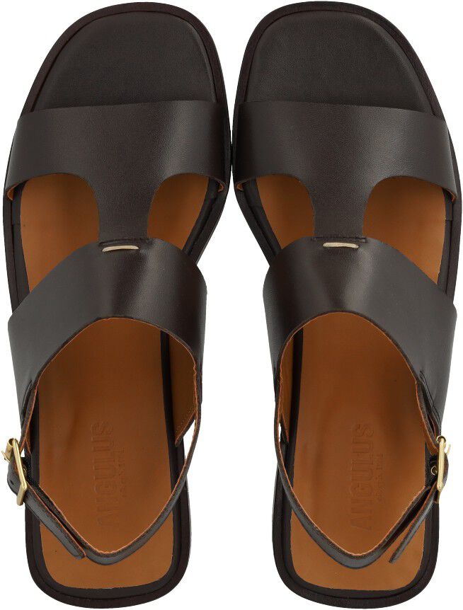 Sandal med dekorativ stikningsdetalje