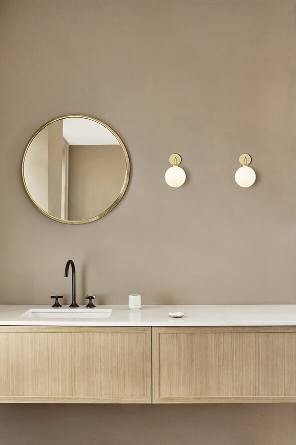 Apiales Wall Hard-wired, brushed brass / opal