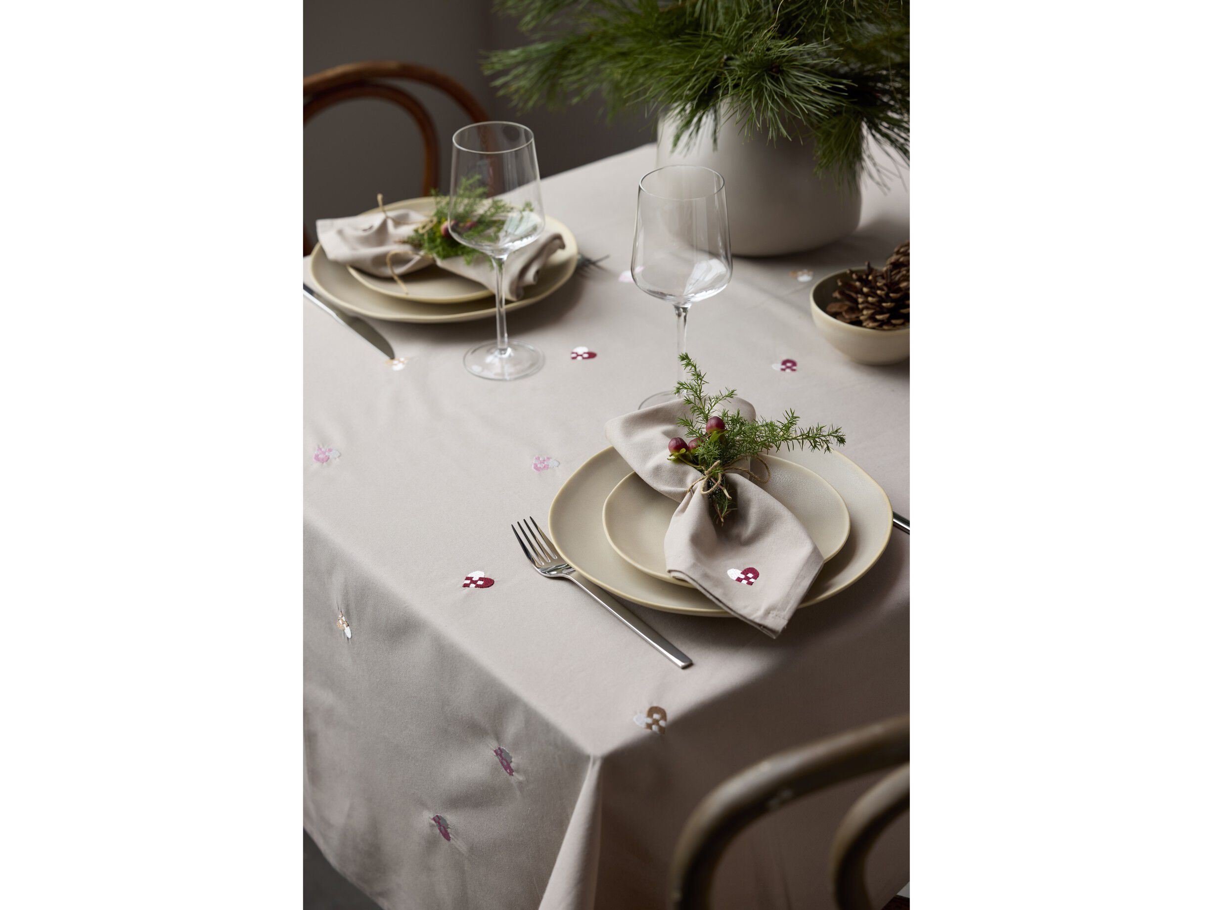 Juleduk 140x320 Christmas Hearts Embroidery Rose