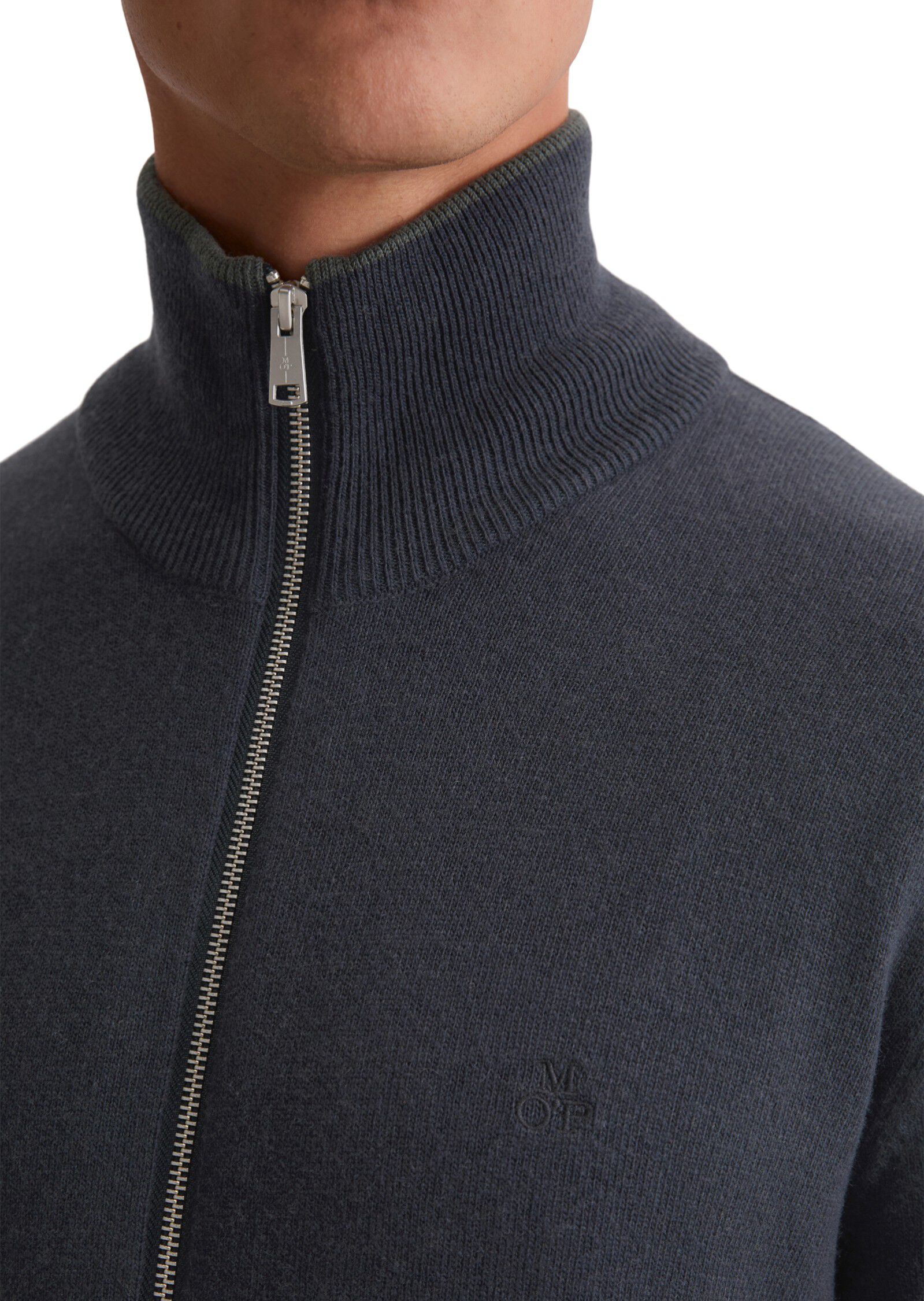 Zipped cardigan with stand up colla