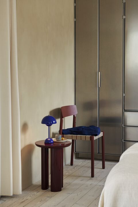 Flowerpot Portable Lamp VP9, Cobalt Blue, Magnetic Charger