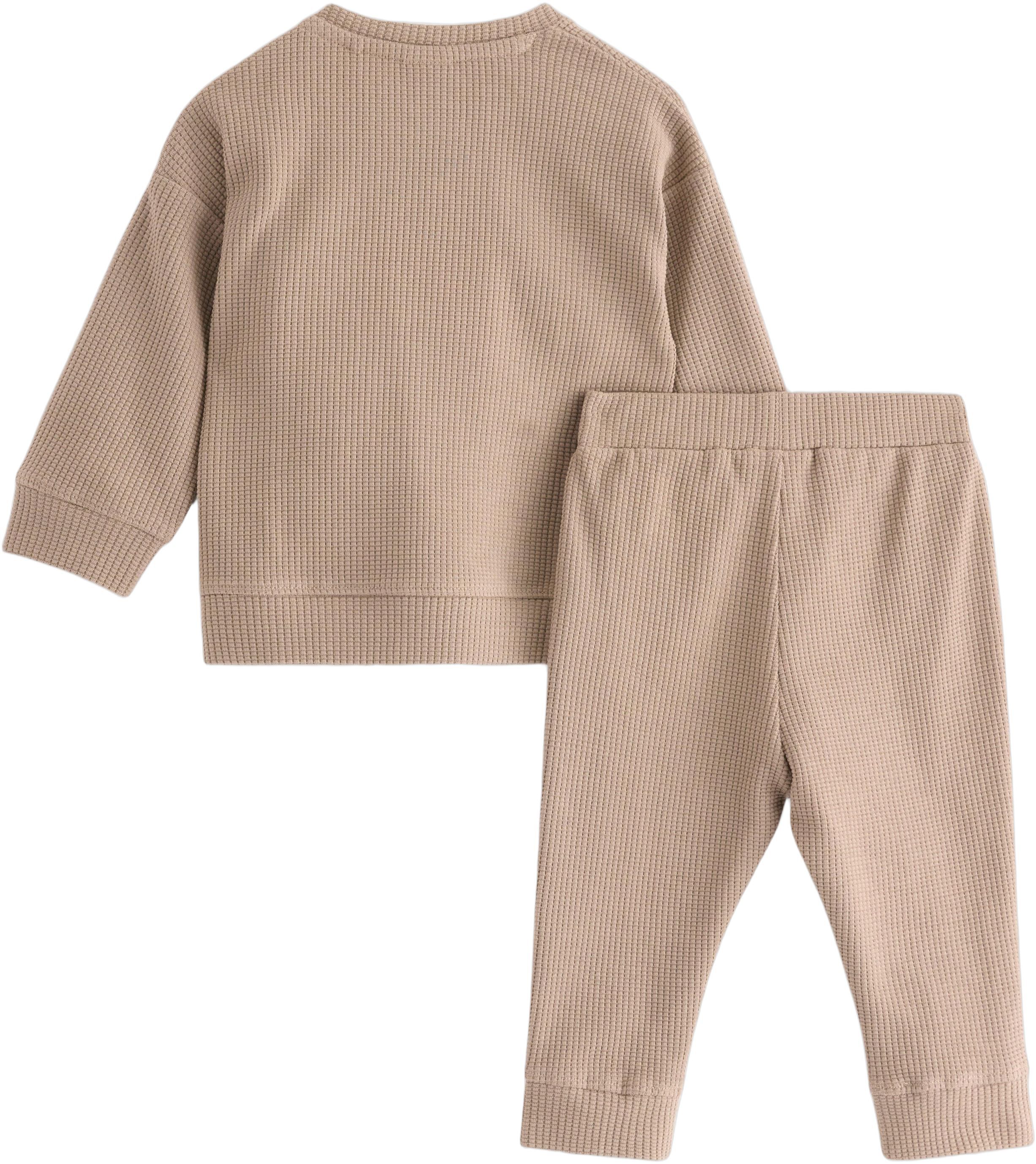 Set med v&aring;ffelstruktur och applika