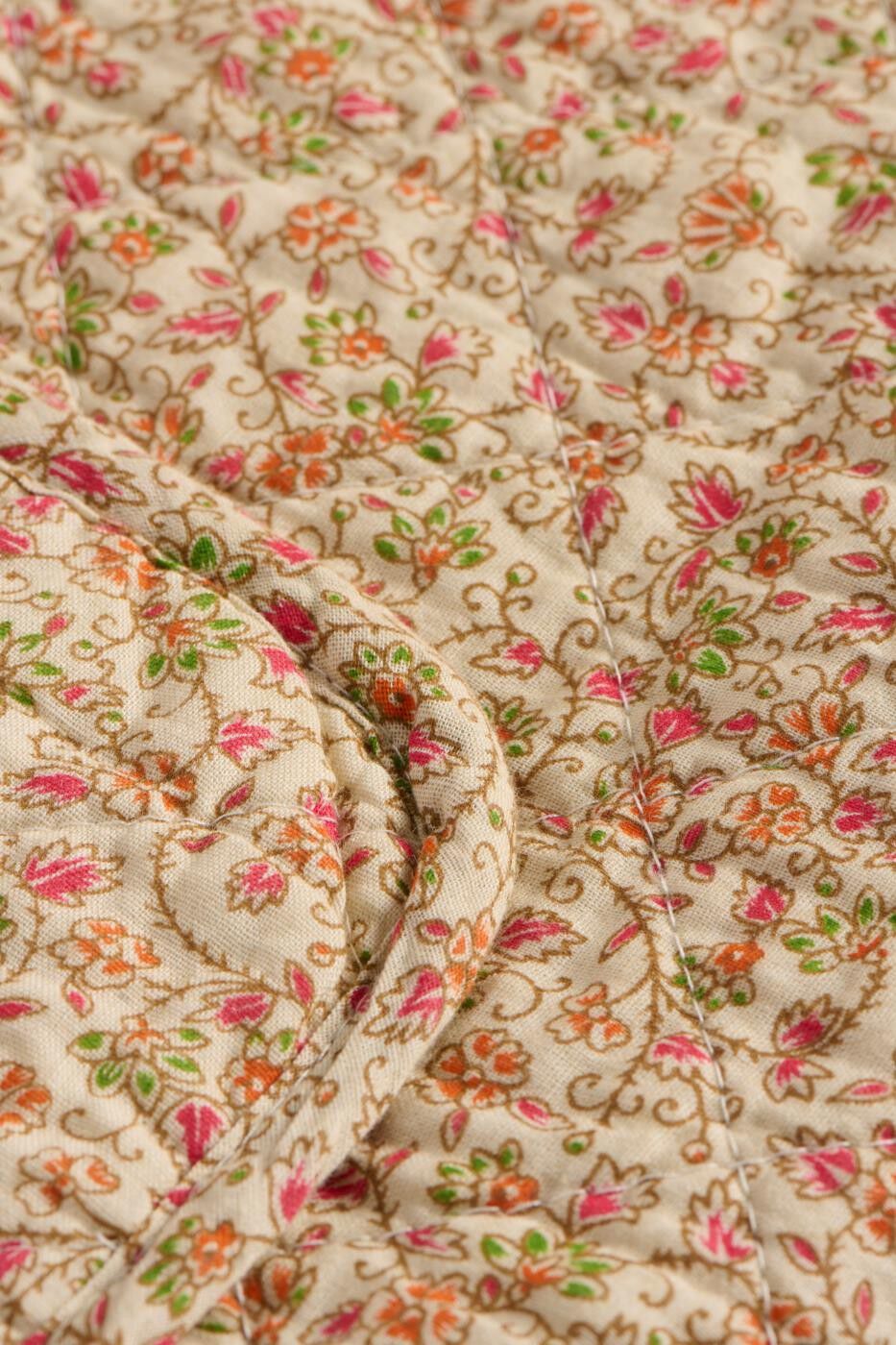 Quilt m/r&oslash;de, gr&oslash;nne og orange blomsterranker