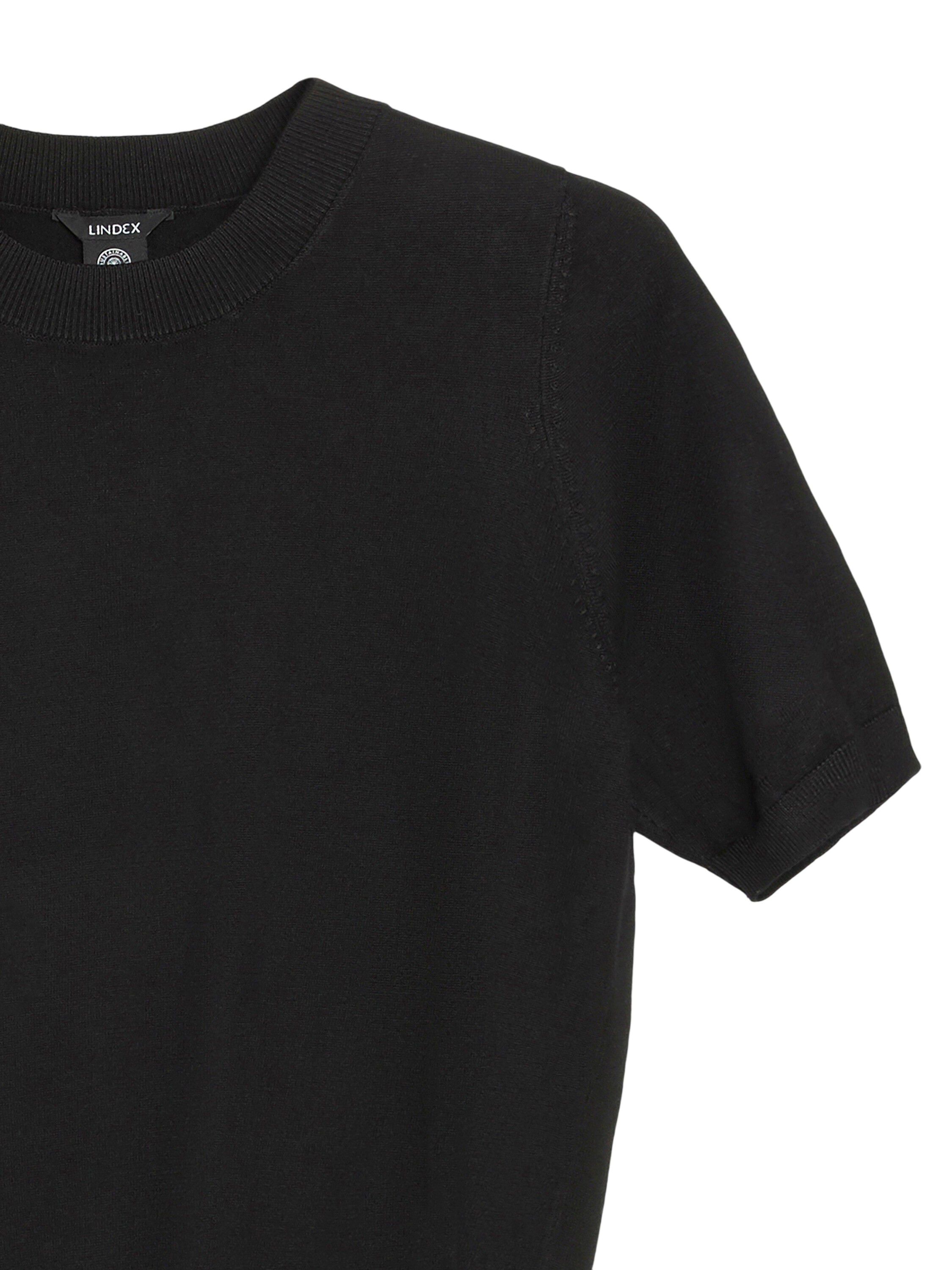 Fine-knitted top with round necklin