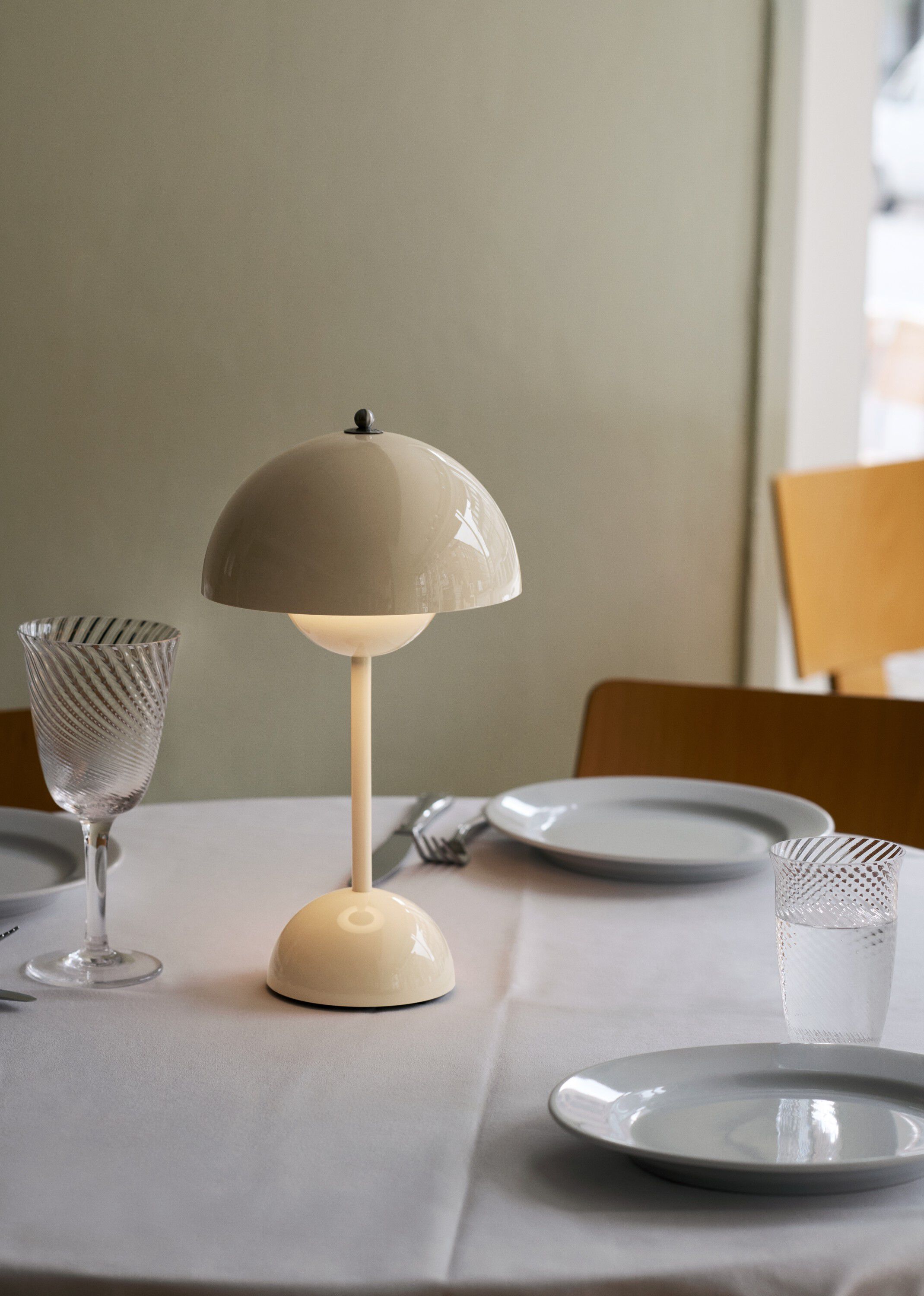 Flowerpot VP9, Portable Lamp, Magnetic Charger